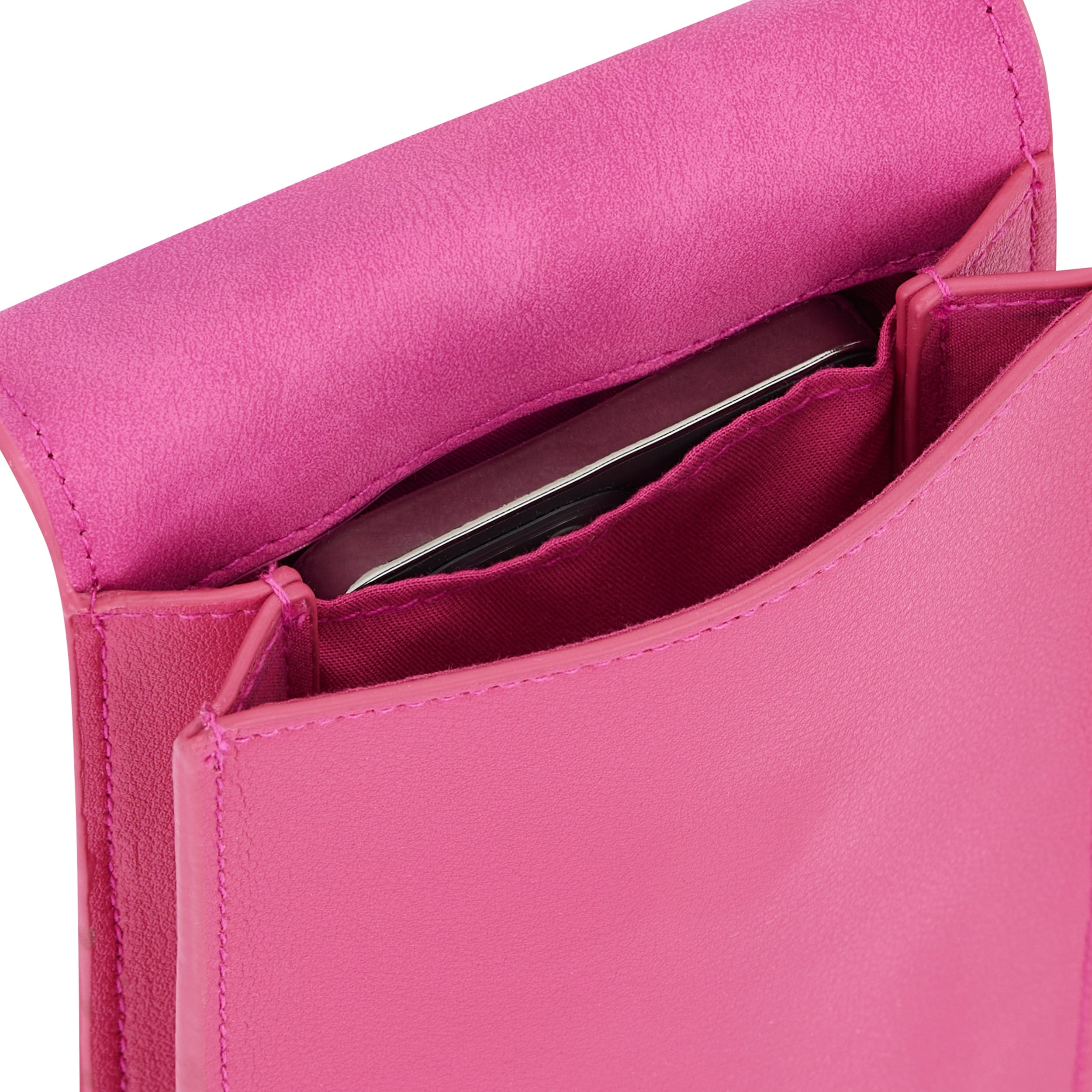 Handy Umhängetasche Amelie in Pink mit offenem Überschlag und Smartphone im Fach