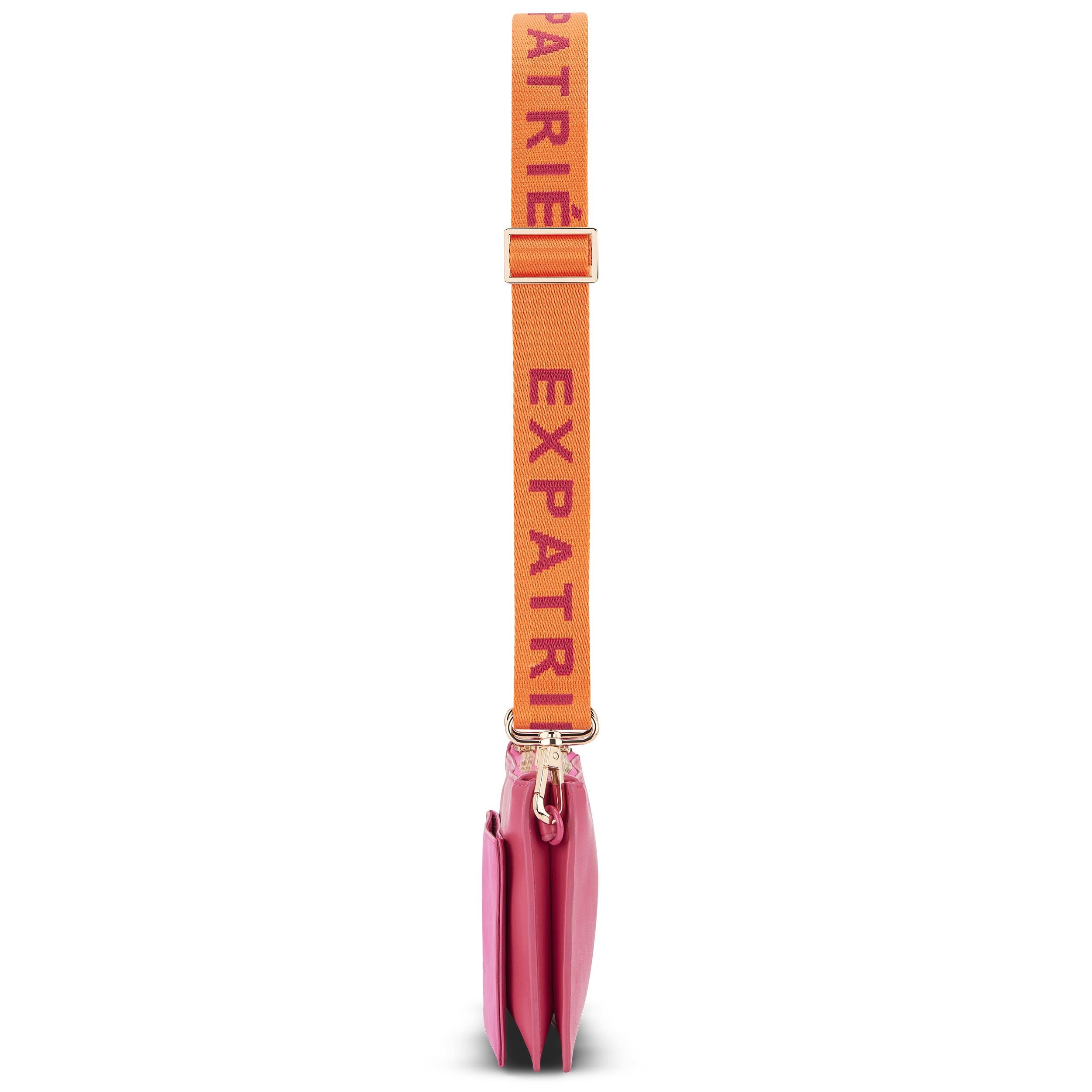 Seitliche Ansicht eines pinken Taschenriegels mit orangefarbenem Schultergurt mit rotem "EXPATRIÉ"-Schriftzug