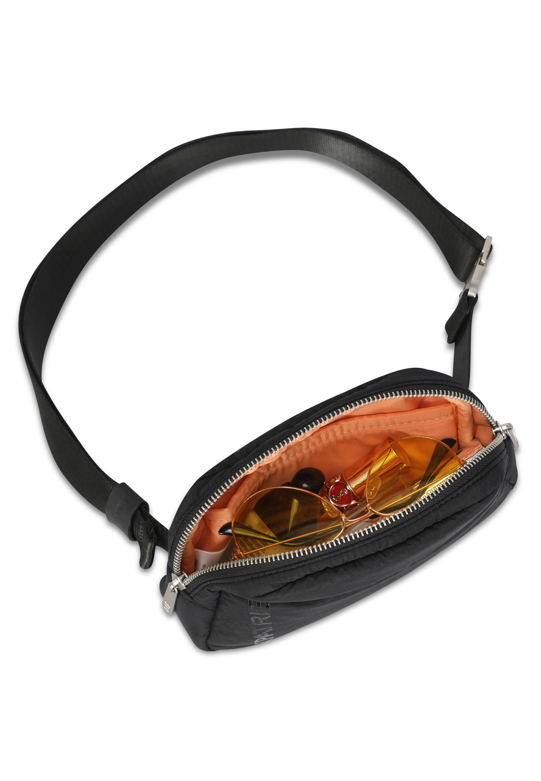 Schwarze MILLY Bauchtasche mit orangem Innenfutter, offen mit gelber Sonnenbrille darin