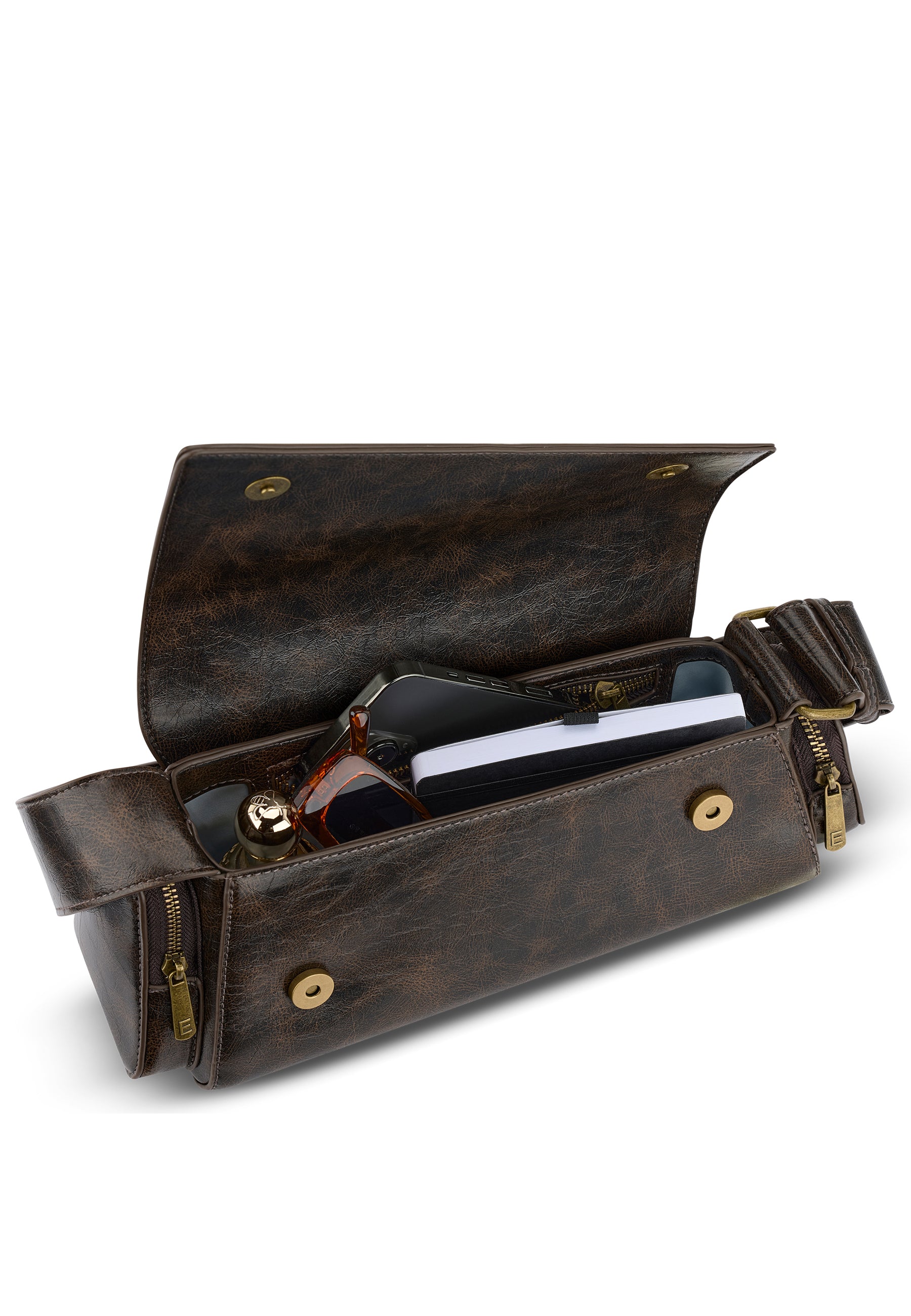Braune Vintage Handtasche 'GRACE' aus Leder geöffnet mit Smartphone, Sonnenbrille und Notizbuch innen