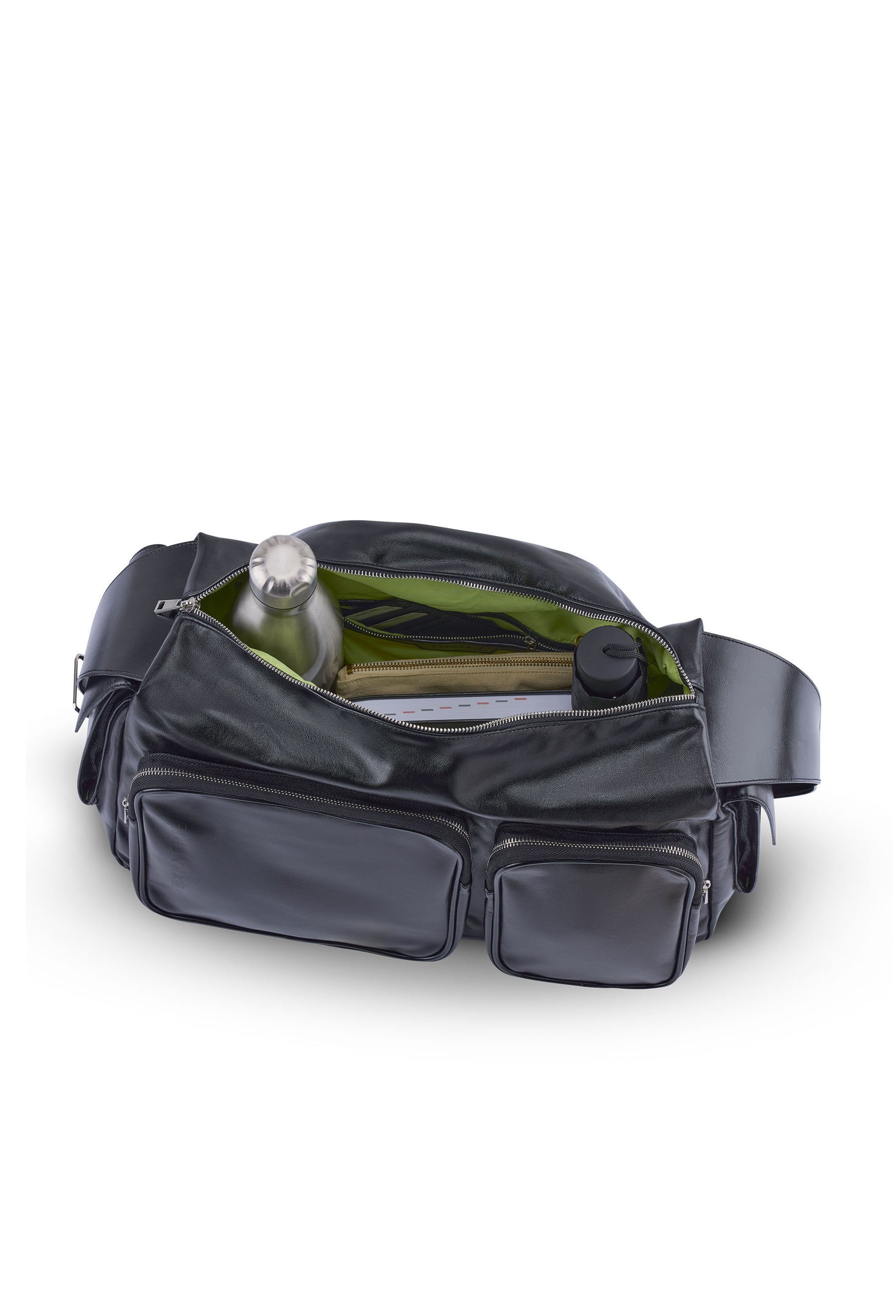 Schwarze NOVA Weekender Tasche aus Leder, geöffnet, mit sichtbarem Inhalt wie Wasserflaschen und Dokumenten