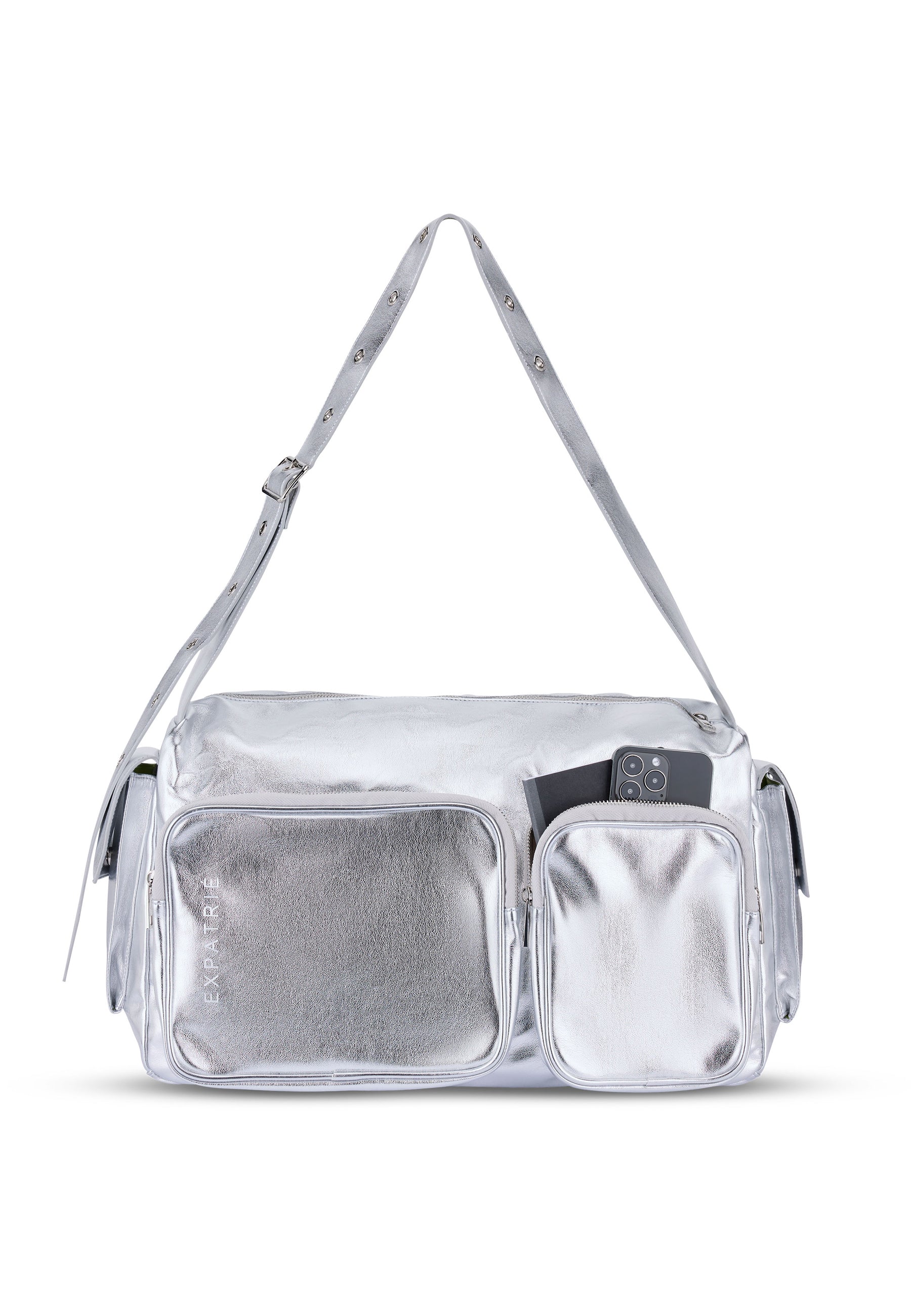 Silberfarbene metallic Weekender-Tasche mit verstellbarem Schultergurt, zwei Fronttaschen, eine mit Smartphone und Notizblock