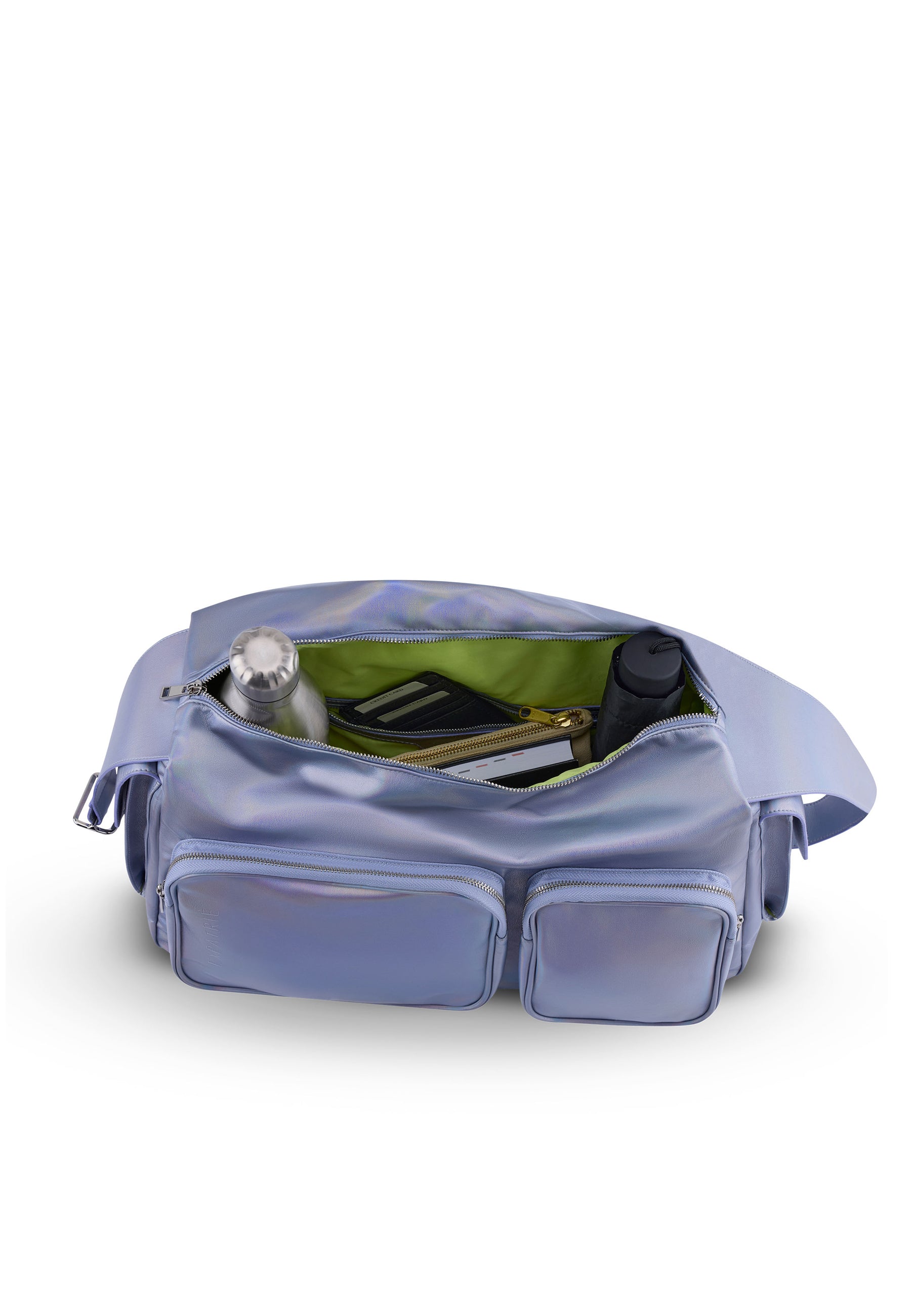 NOVA Weekender Tasche in metalliclila mit grünem Innenfutter, offen mit sichtbaren Gegenständen wie Flasche und Geldbörse