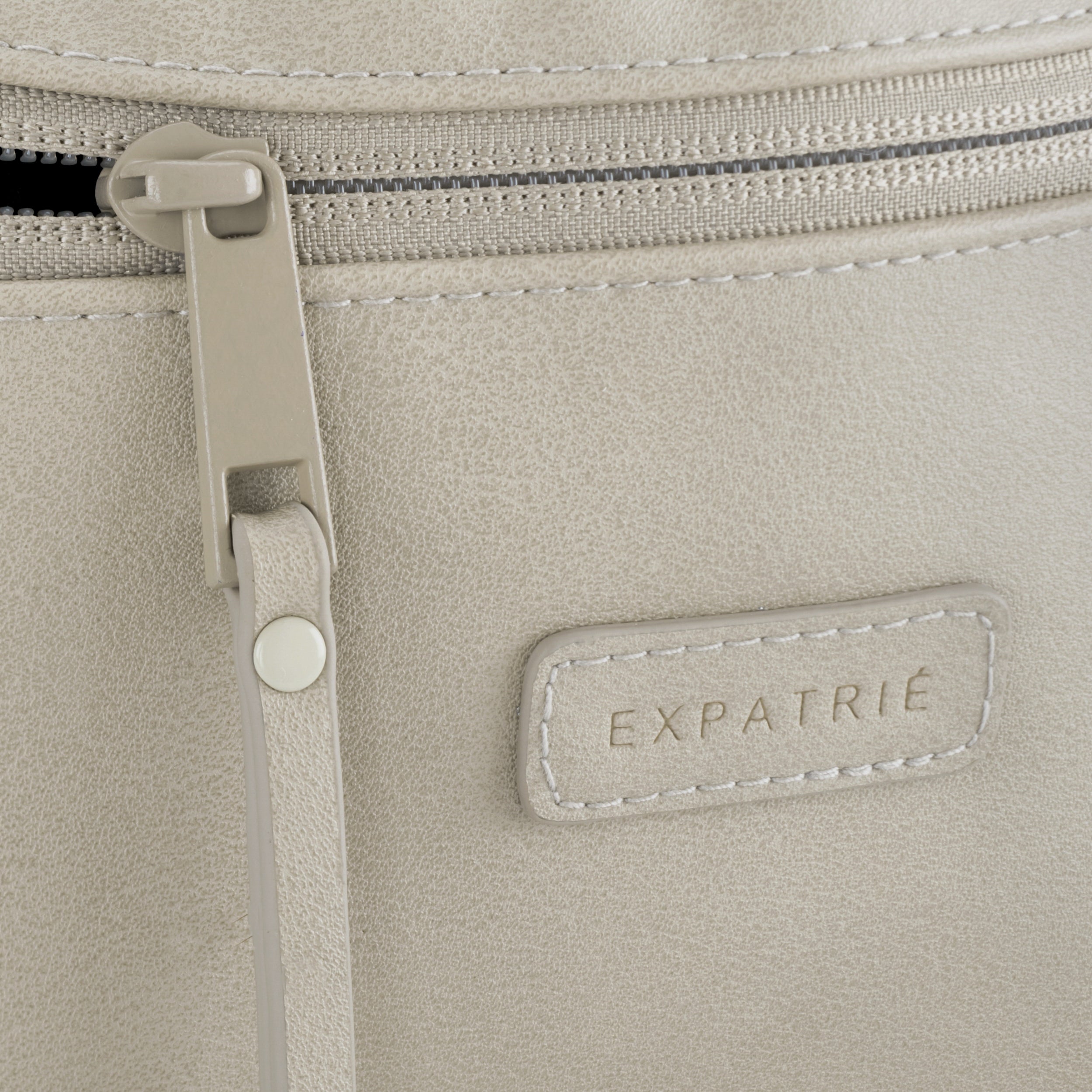 Beige Bauchtasche aus Kunstleder mit Reißverschluss und 'Expatrié' Markenlabel