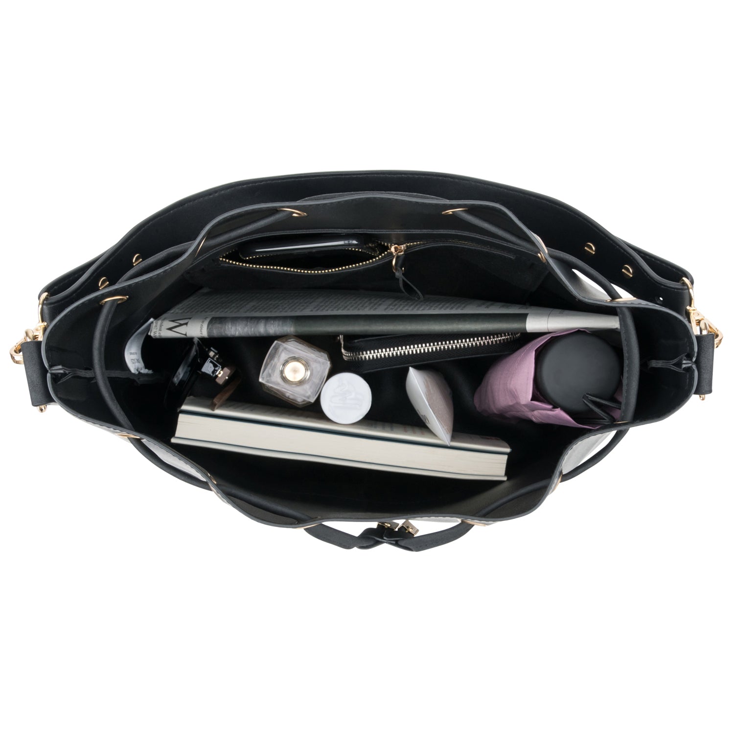 Beuteltasche Sarah, schwarze Tasche mit mehreren Fächern, gefüllt mit Zeitung, Buch, Parfümflasche und anderen Alltagsgegenständen