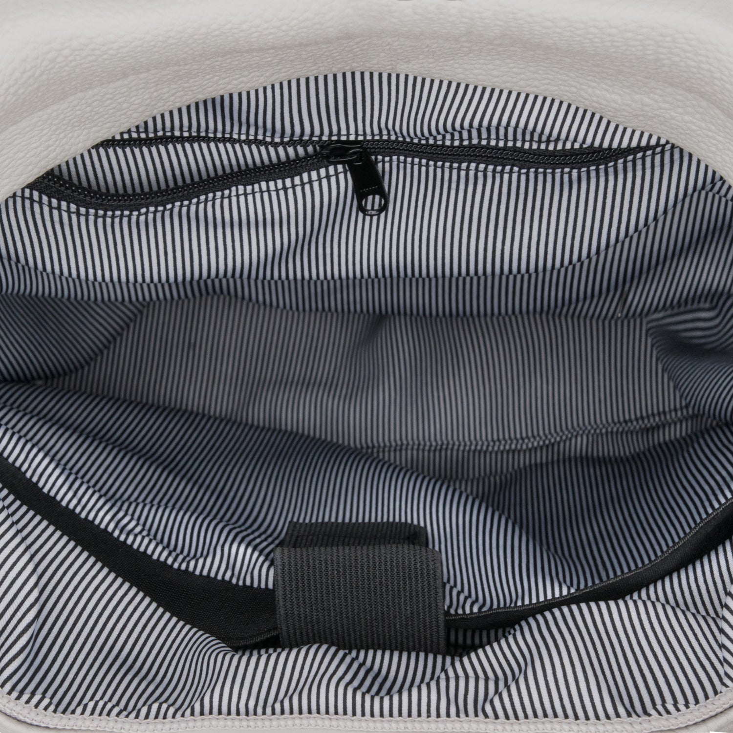 Innenansicht des grauen Business-Rucksack Lou mit schwarz-weiß gestreiftem Futter und Reißverschlusstasche