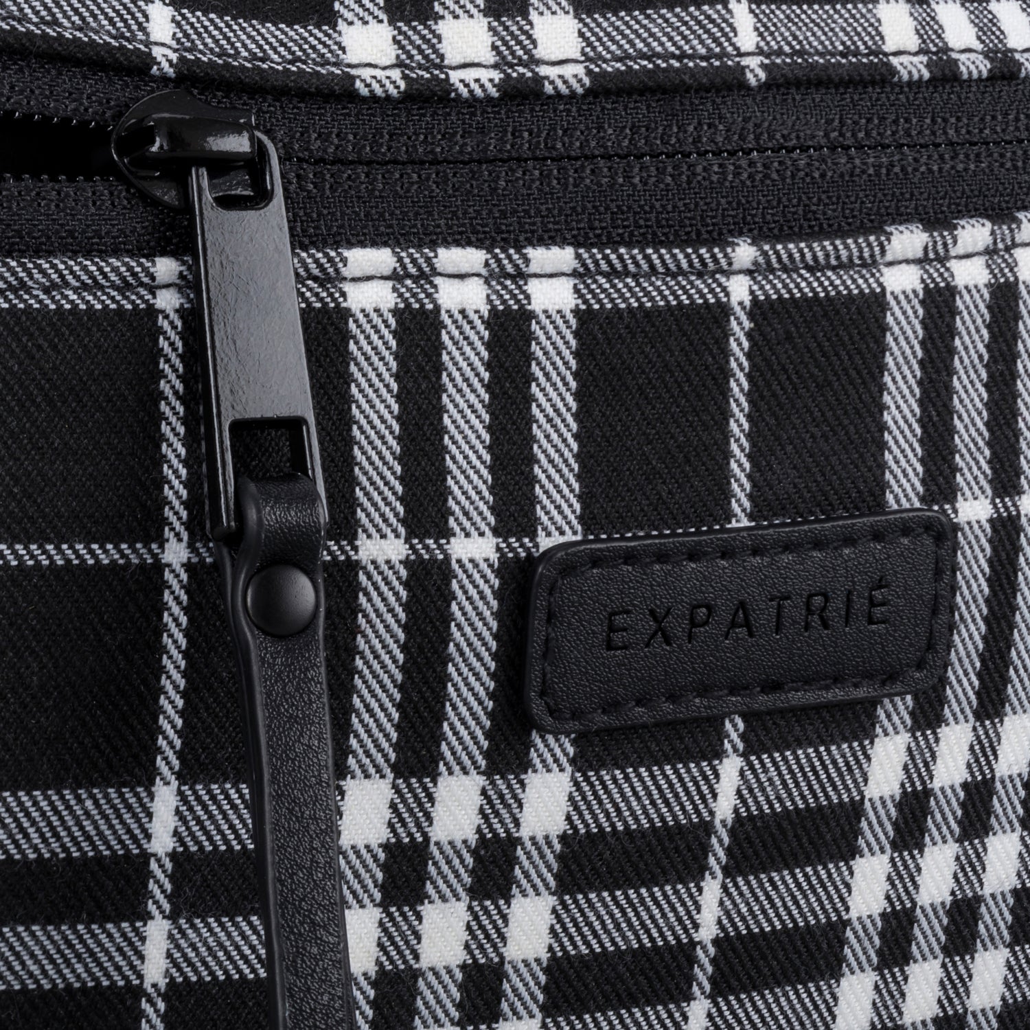 Schwarz-weiße Bauchtasche 'Lucie' mit kariertem Muster und 'Expatrié' Logo auf Lederetikett