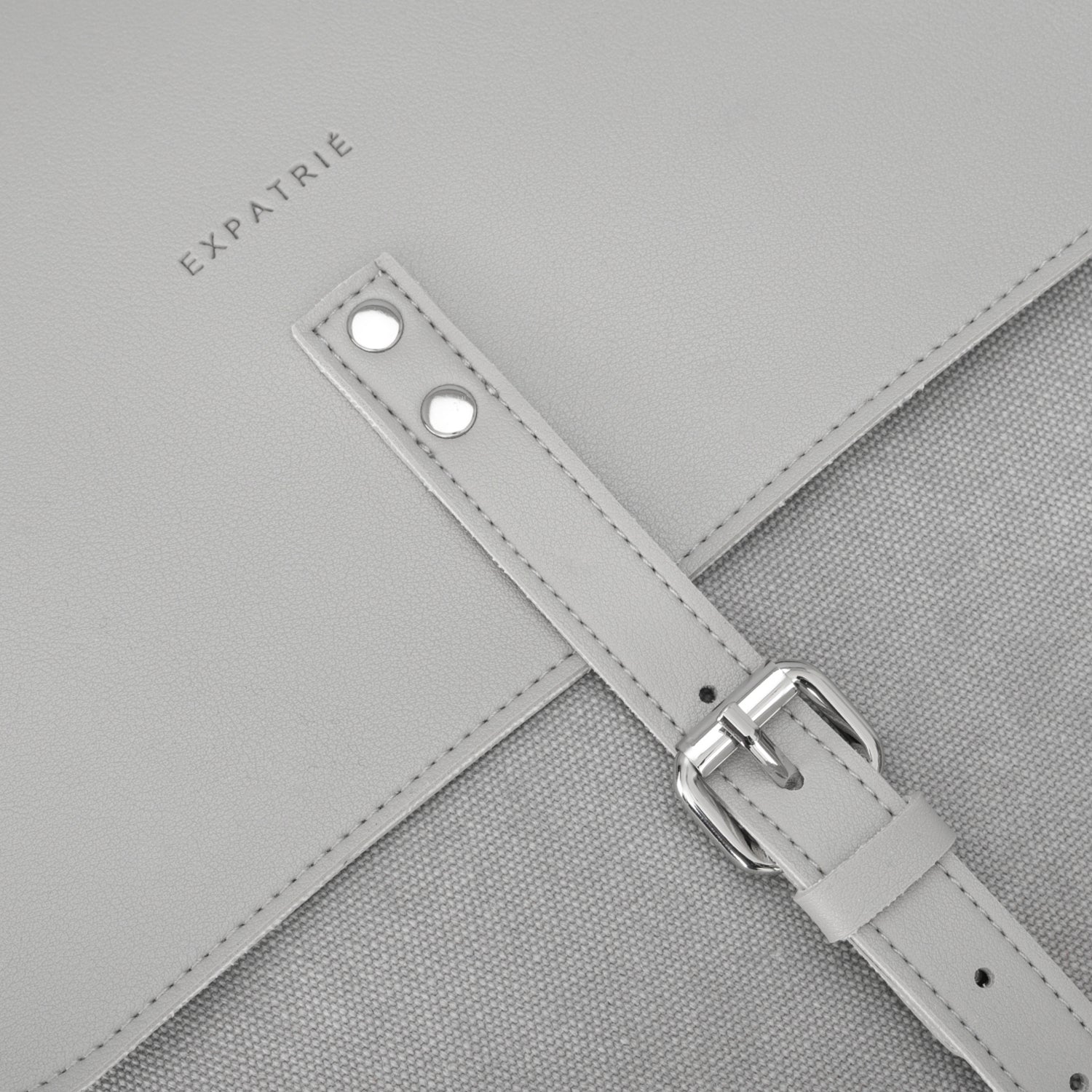 Heller Canvas- und Leder-Rucksack Anouk mit sichtbarem Expatrié-Logo und silberner Metallschnalle