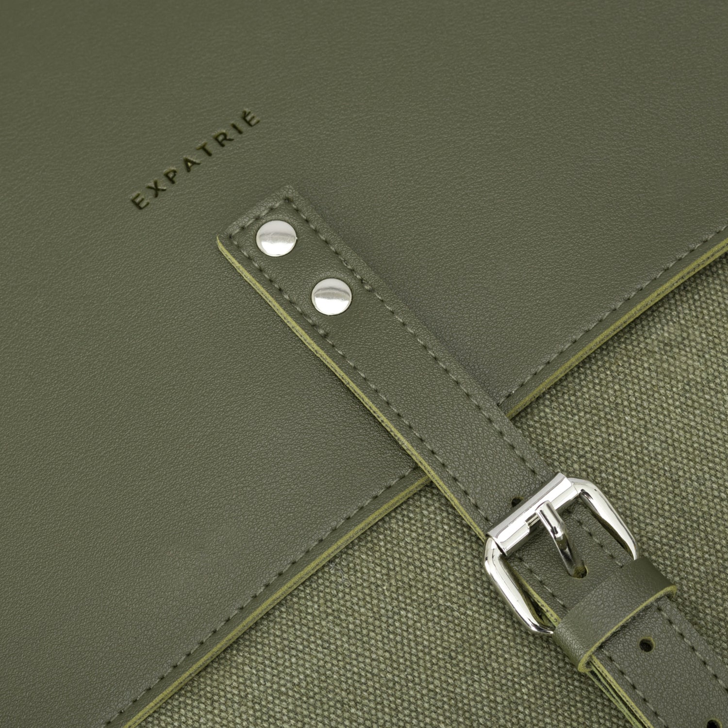 Olivegrüner Canvas-Leder-Rucksack Anouk mit silberner Schnalle und Nieten