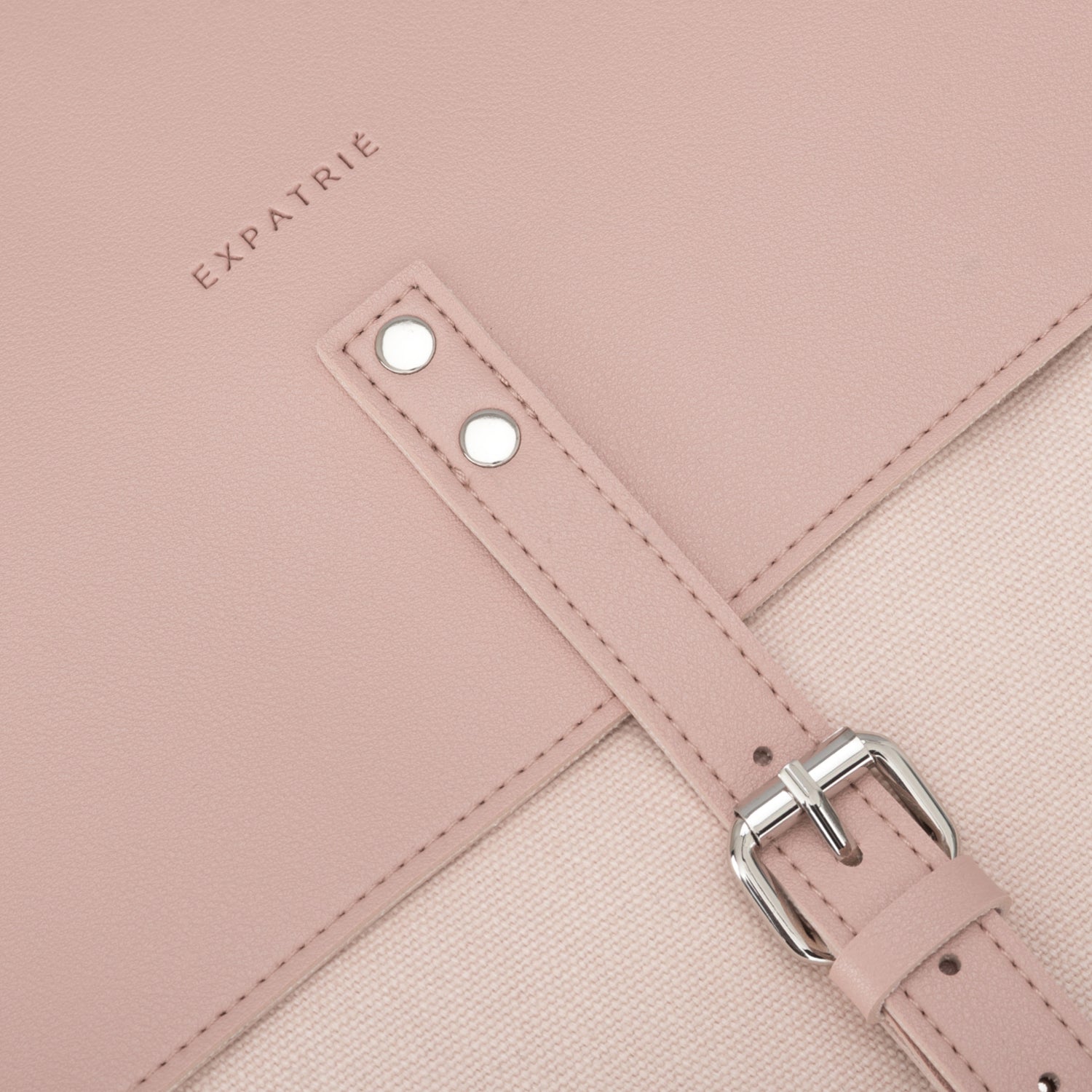 Nahaufnahme eines rosa Canvas-Leder-Rucksacks Anouk mit silberner Metallschnalle und silbernen Nieten