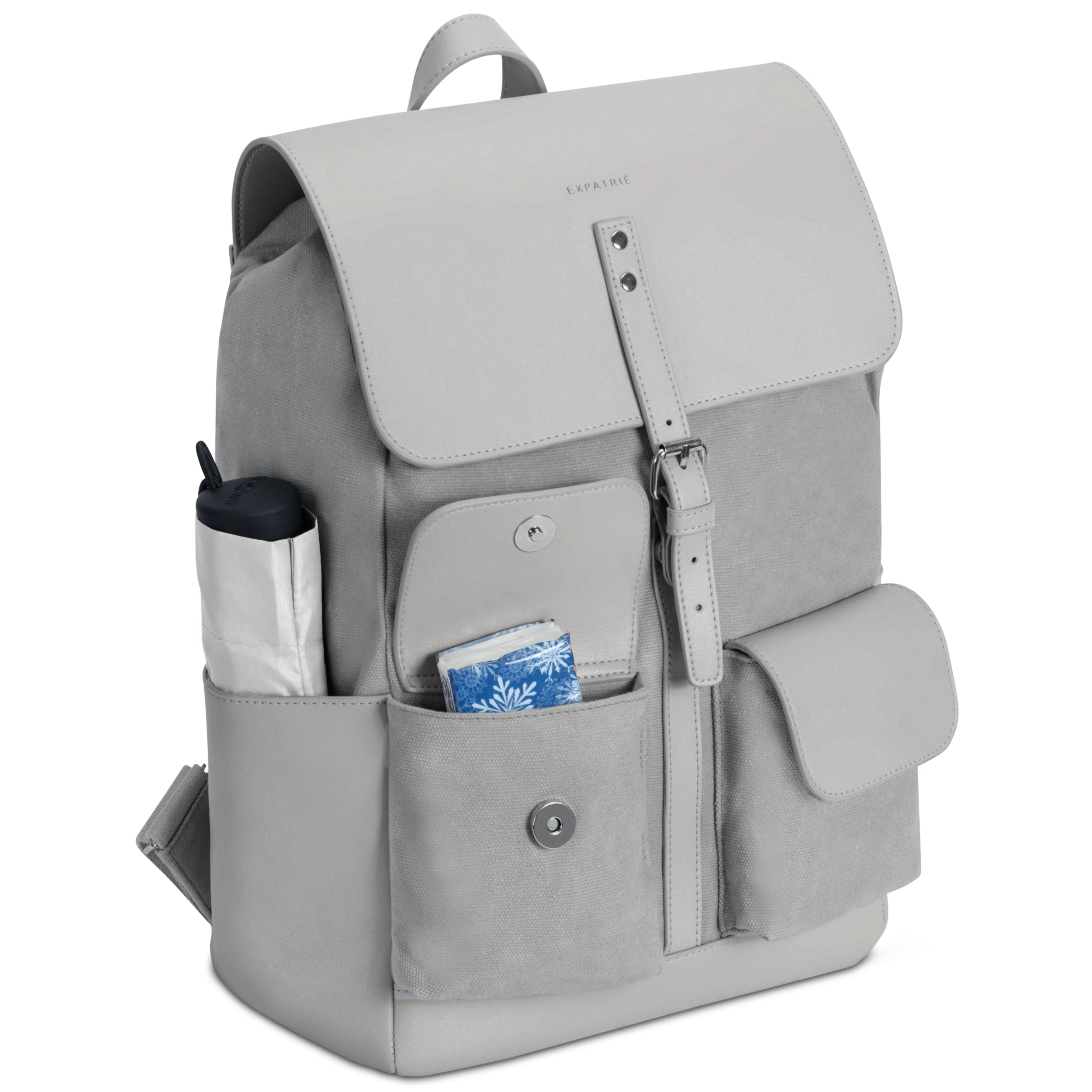 Rucksack Laurent von Expatrié, hellgrau, Canvas mit Kunstleder, Taschen und Verschlussriemen vorn