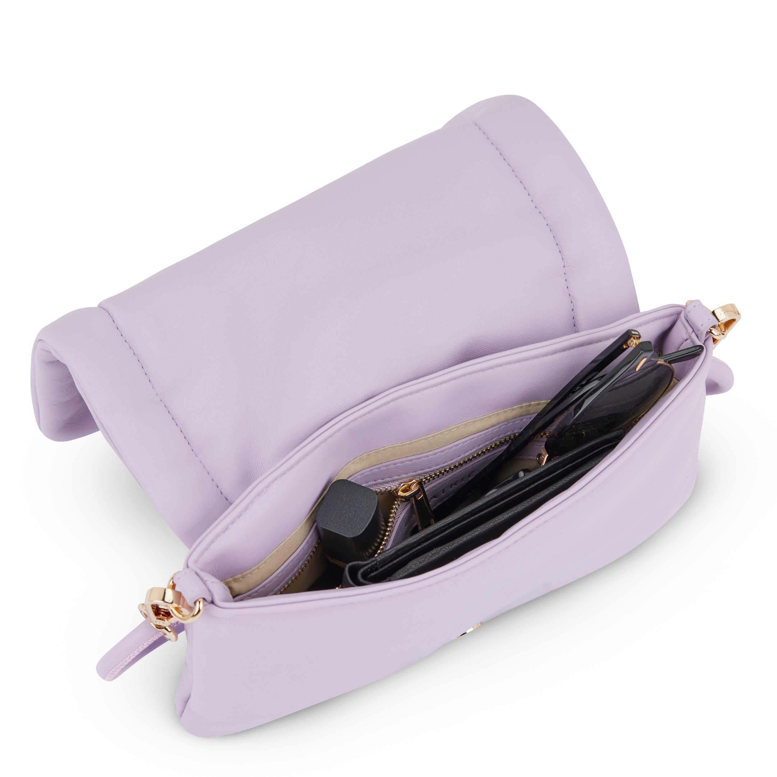 Lilafarbene Umhängetasche Zoe Small geöffnet mit Sonnenbrille, Geldbörse und Lippenstift