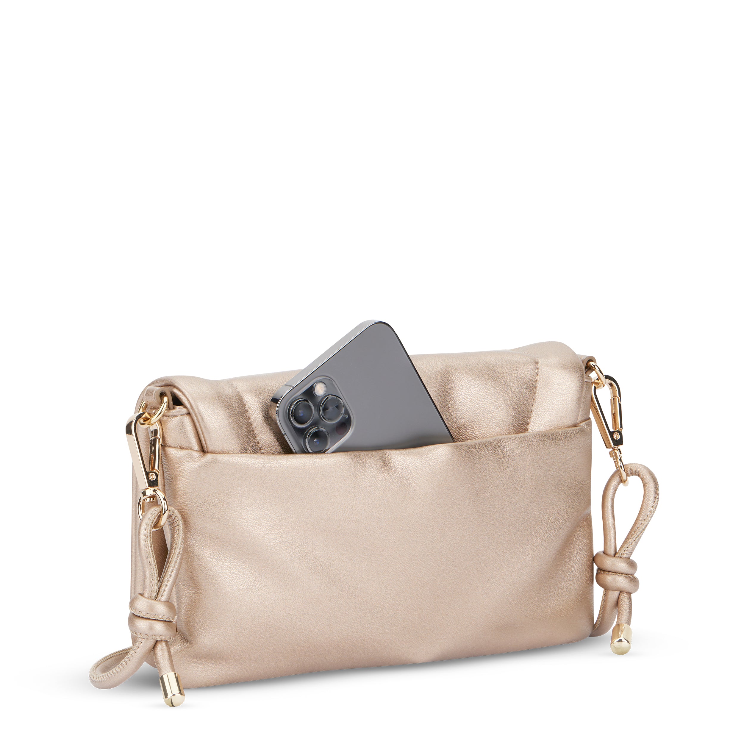 Umhängetasche Zoe Small in Gold mit Außentasche, in der ein Smartphone steckt