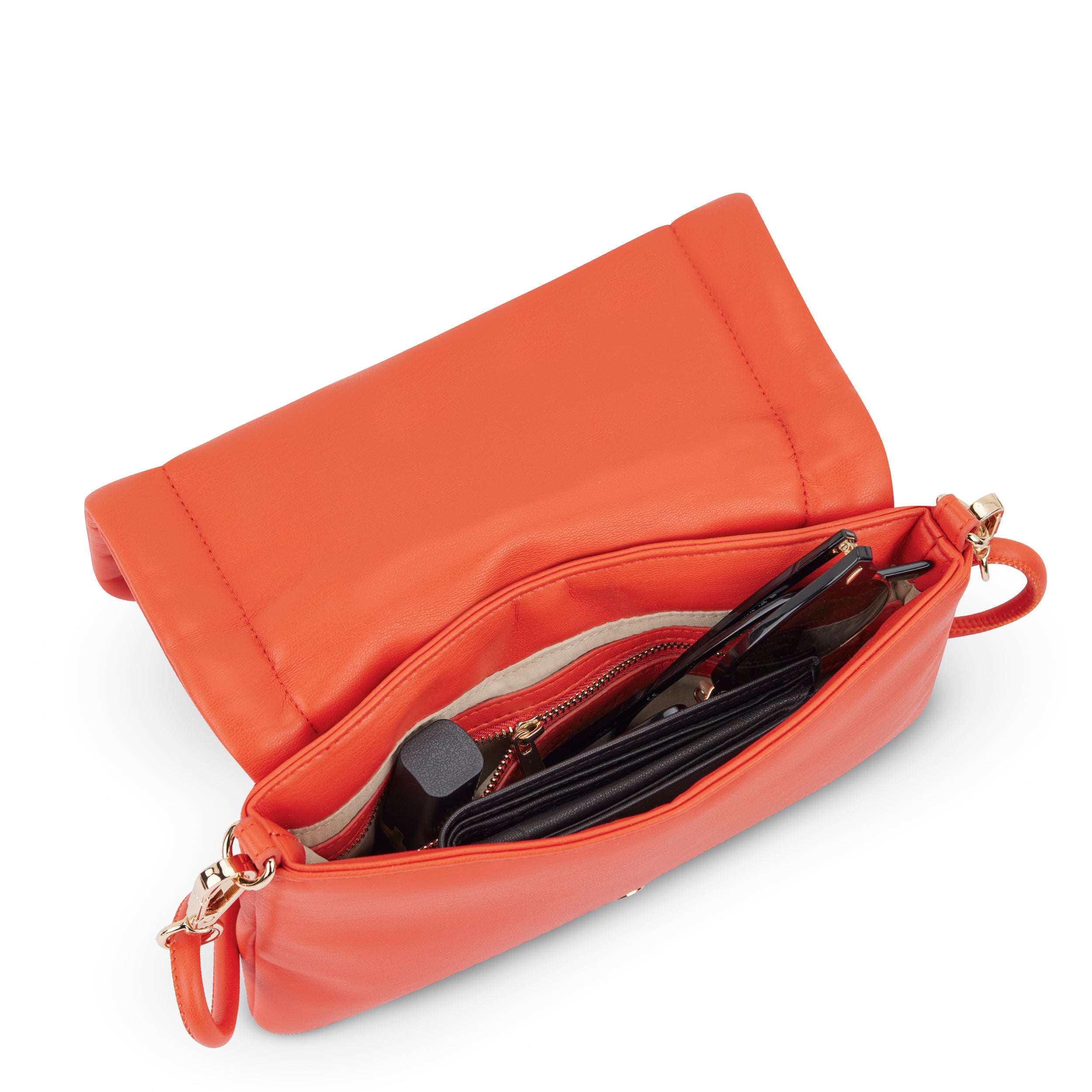 Umhängetasche Zoe Small in Orange-Rot geöffnet, mit Schminktasche, Geldbörse und Sonnenbrille darin
