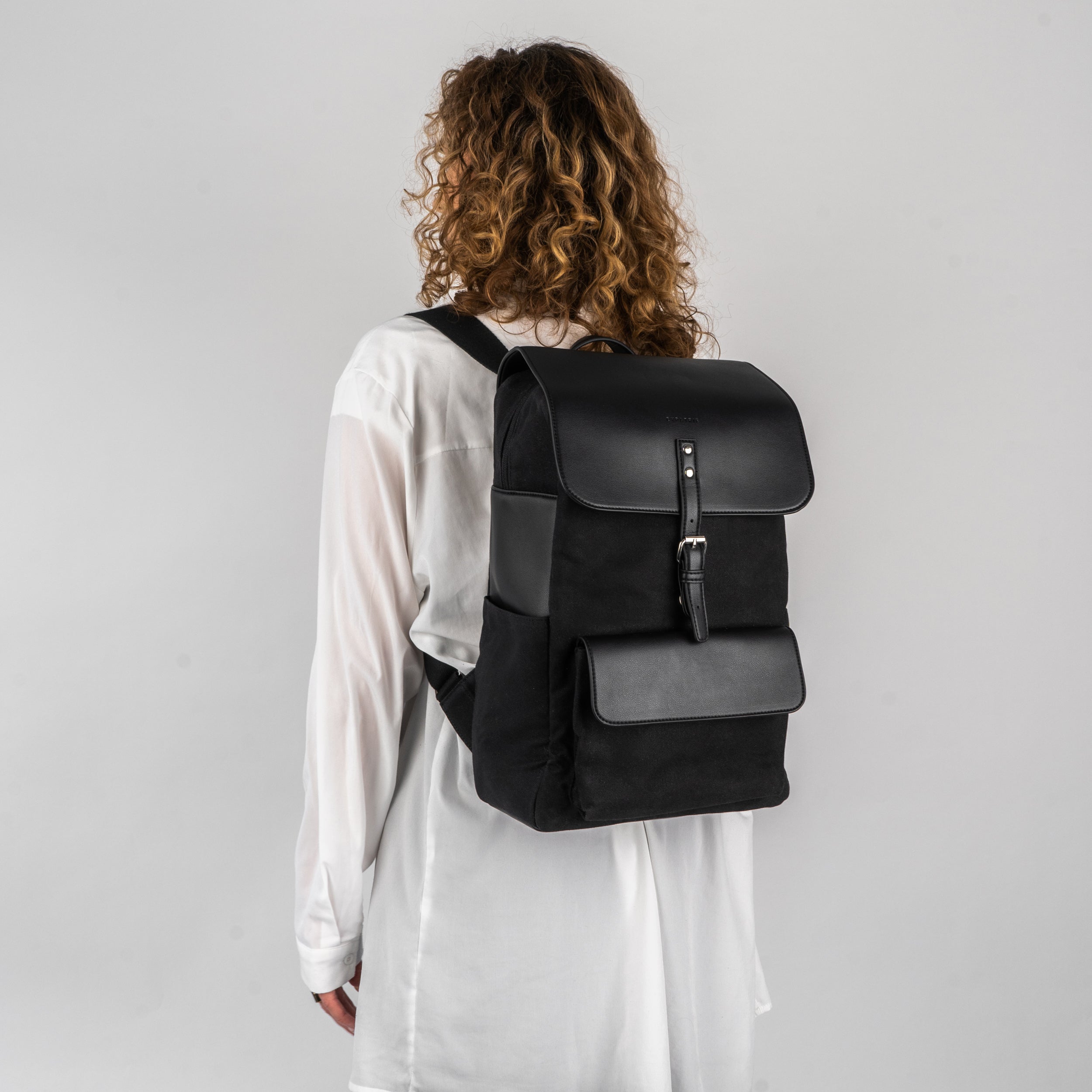 Schwarzer Rucksack Ella für Damen aus Canvas und Leder, getragen von hinten