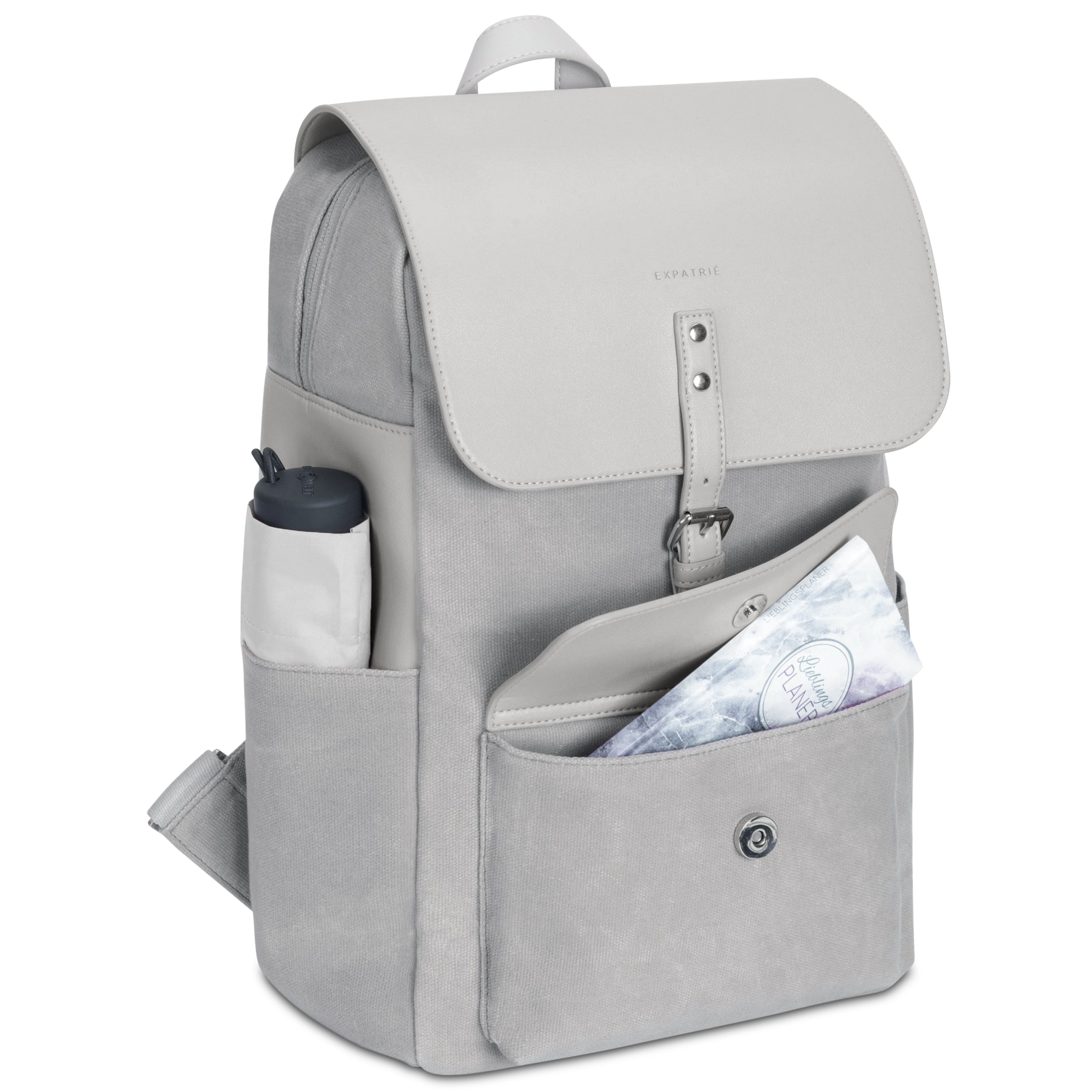 Rucksack Ella aus grauem Canvas mit hellgrauem Lederklappe, Fronttasche mit 'Blumos PLANET' Heft und Seitentasche mit Trinkflasche