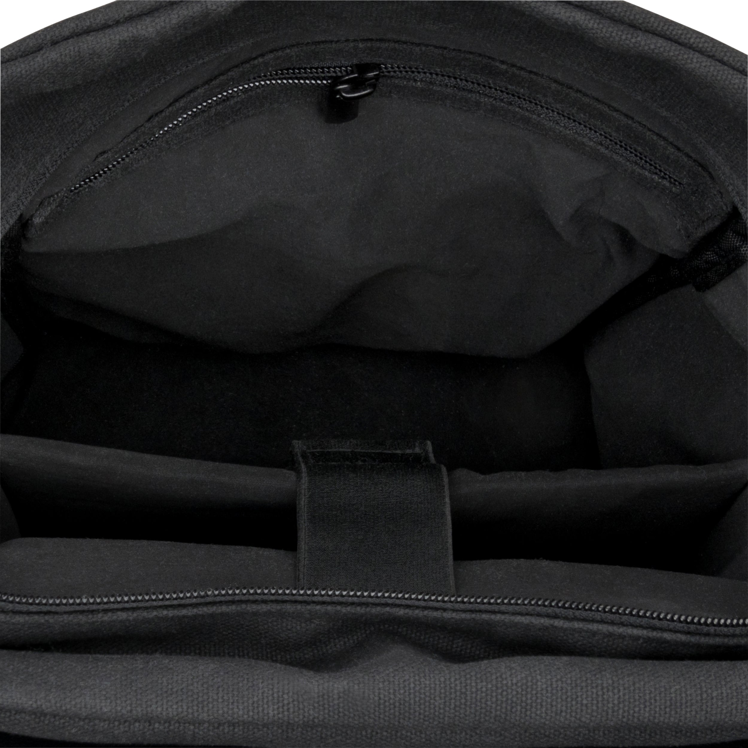 Innenansicht des schwarzen Rucksacks Ella mit Reißverschlusstasche und Laptopfach