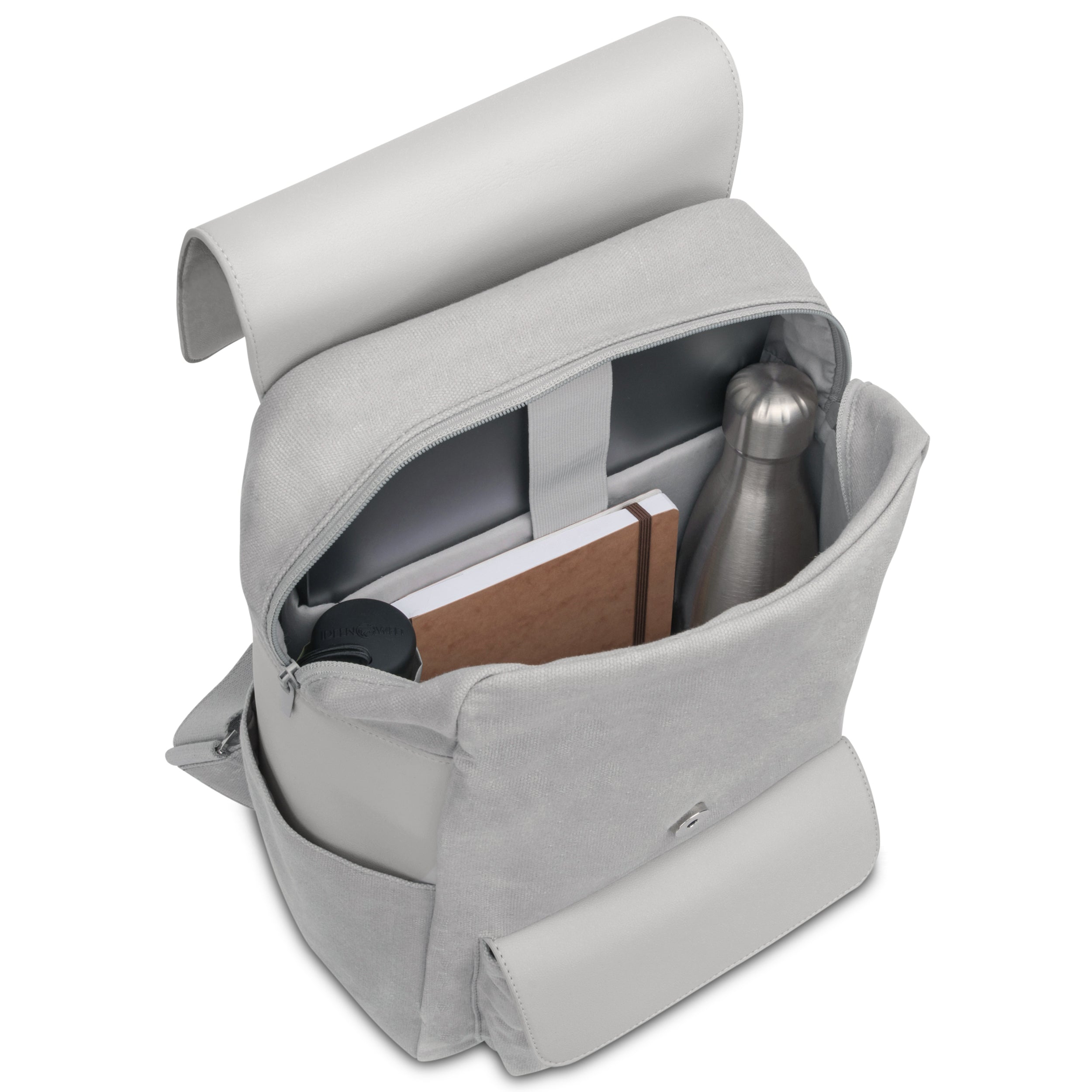 Hellgrauer Damenrucksack 'Ella' aus Canvas und Leder mit geöffneter Klappe, sichtbar Notizbuch und Metallflasche im Inneren