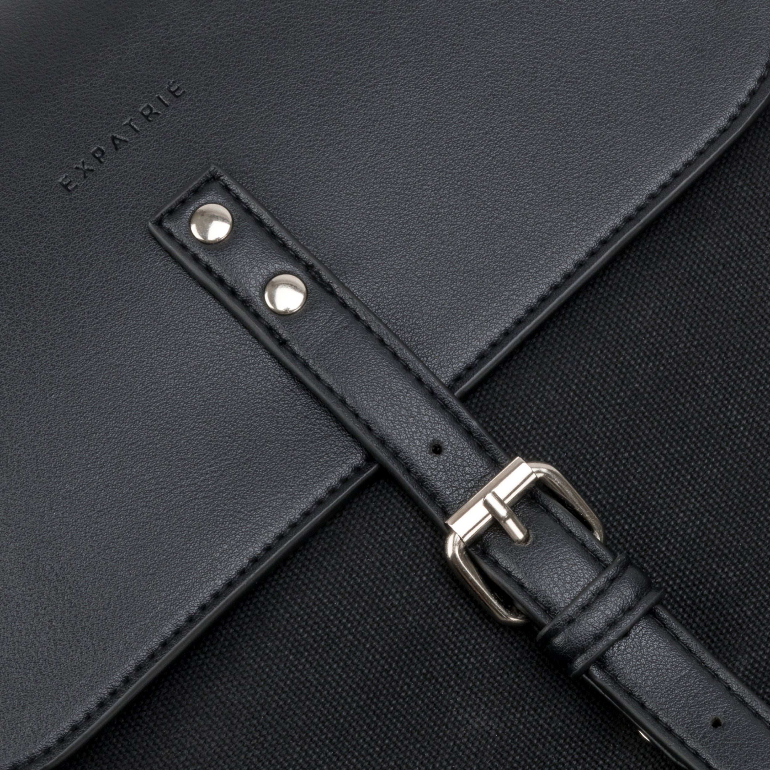 Schwarzer Damenrucksack Ella aus Canvas mit Lederklappe und silberner Metallschnalle