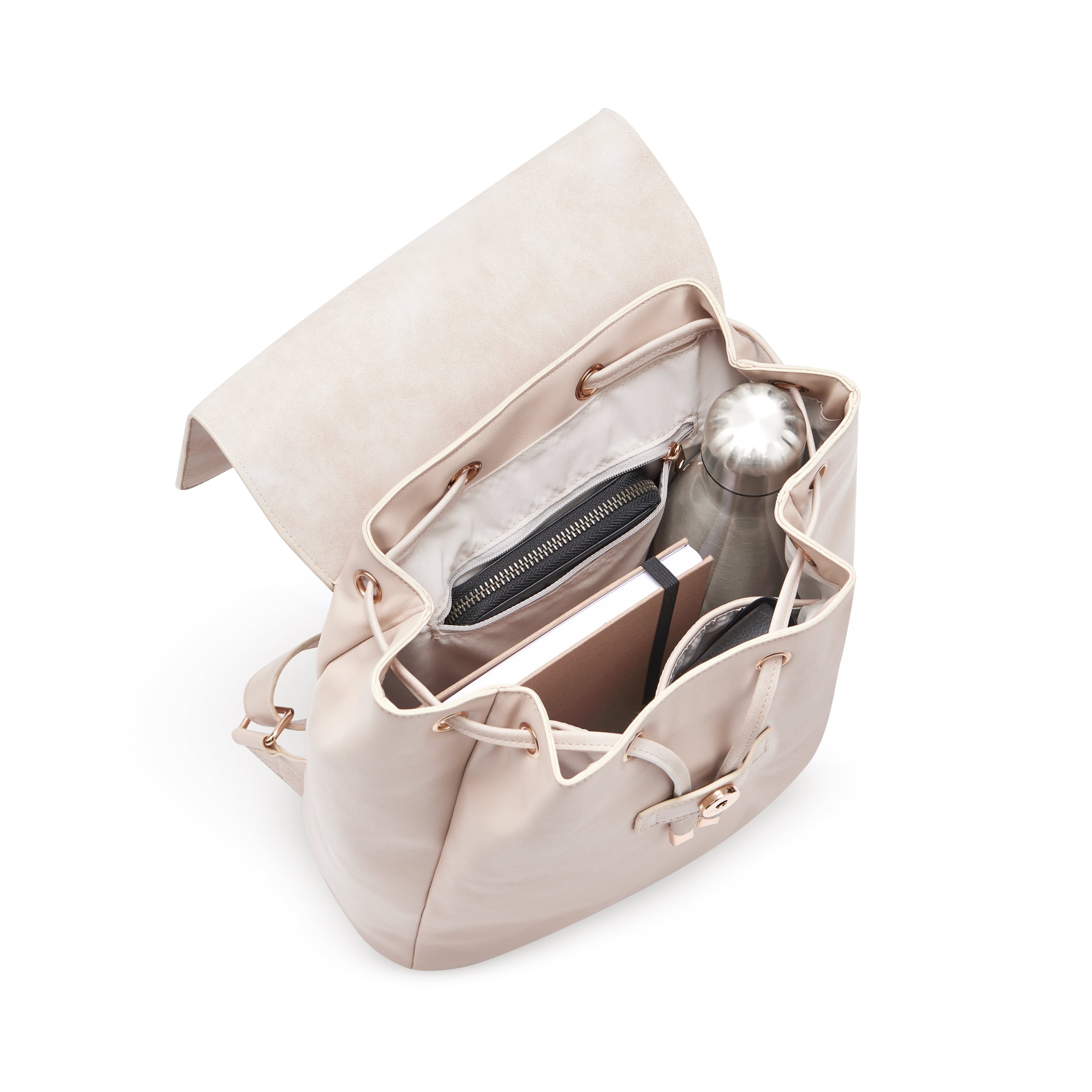 Beiger Kunstleder Rucksack Estelle mit aufgezogenem Deckel, gefüllt mit Wasserflasche, Notizbuch und weiteren Gegenständen