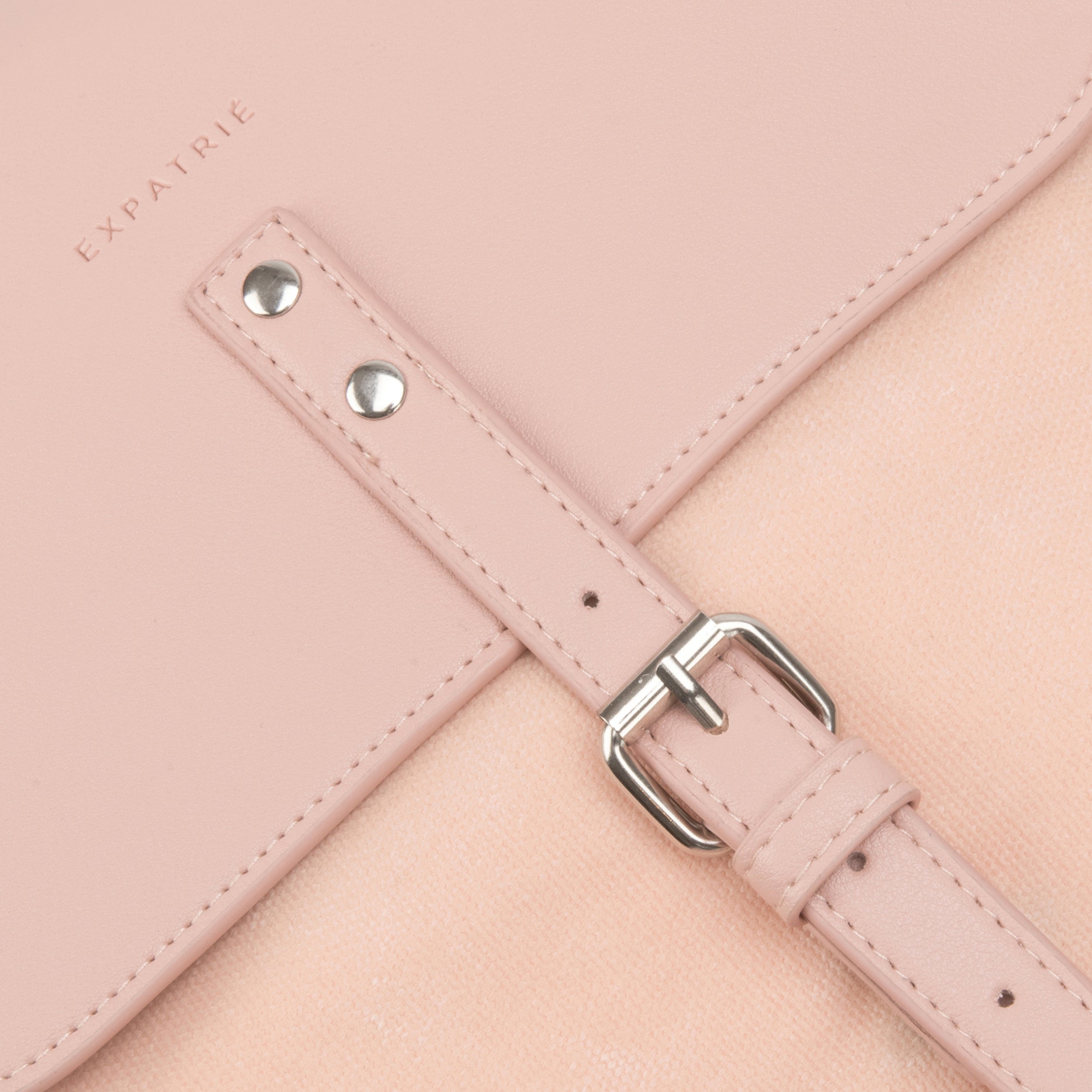 Nahaufnahme eines rosa Damenrucksacks Ella aus Canvas und Kunstleder mit silberner Schnalle