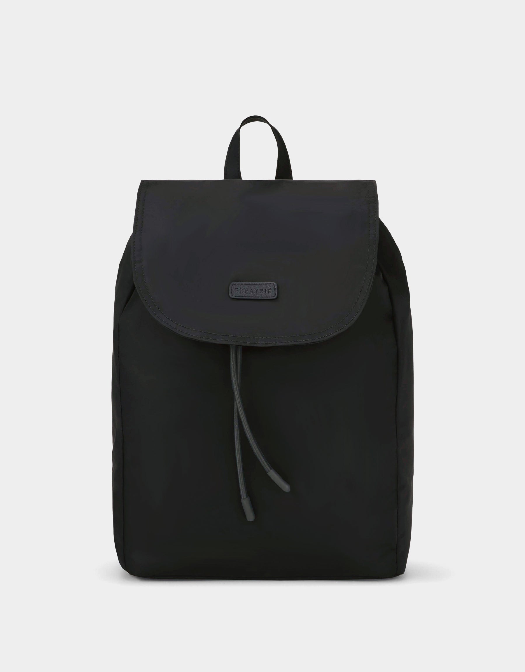Schwarzer Nylon-Rucksack Clara mit Klappe und Zugbandverschluss
