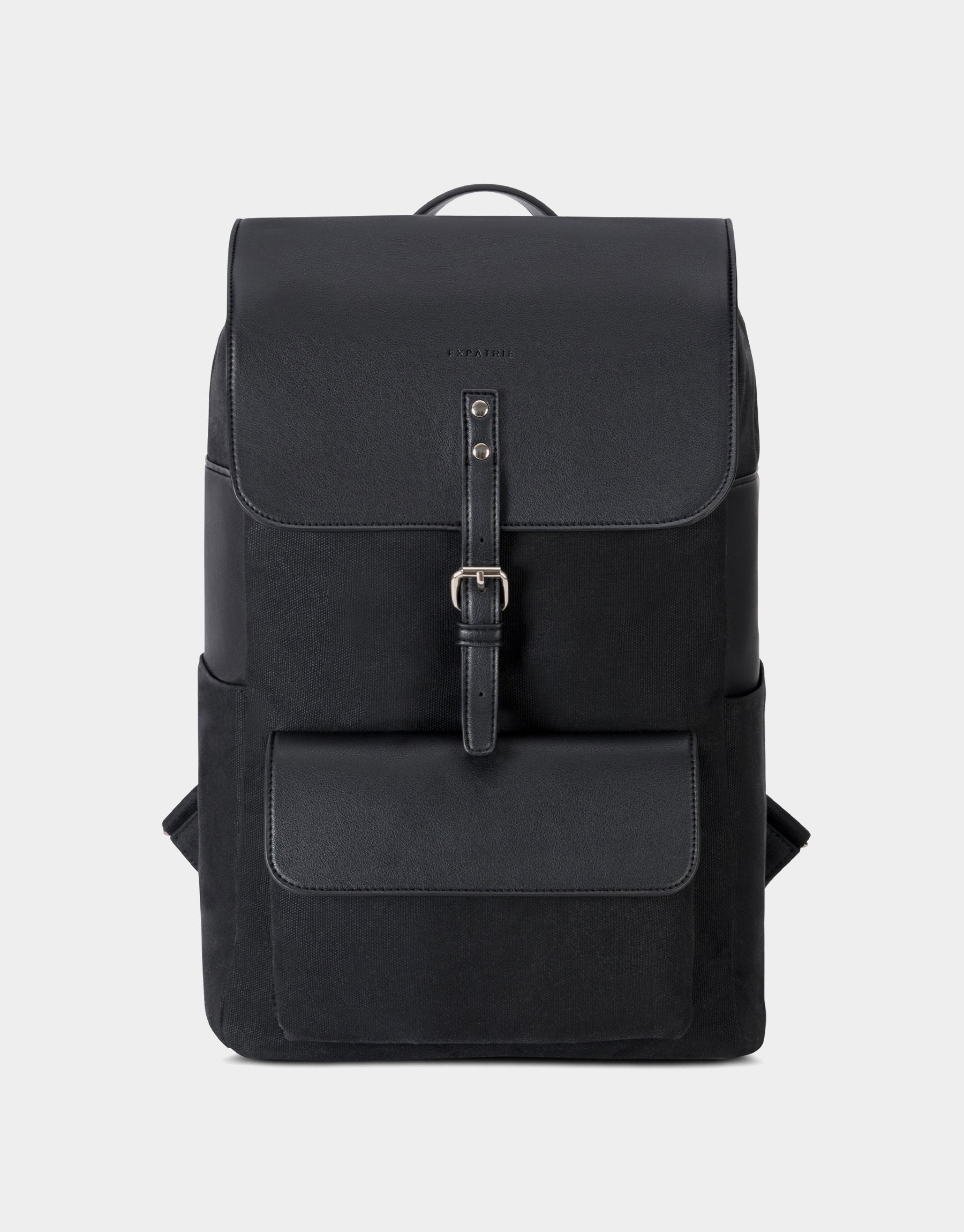Schwarzer Rucksack Ella mit Klappe, Fronttasche und verstellbarem Riemen mit Schnalle