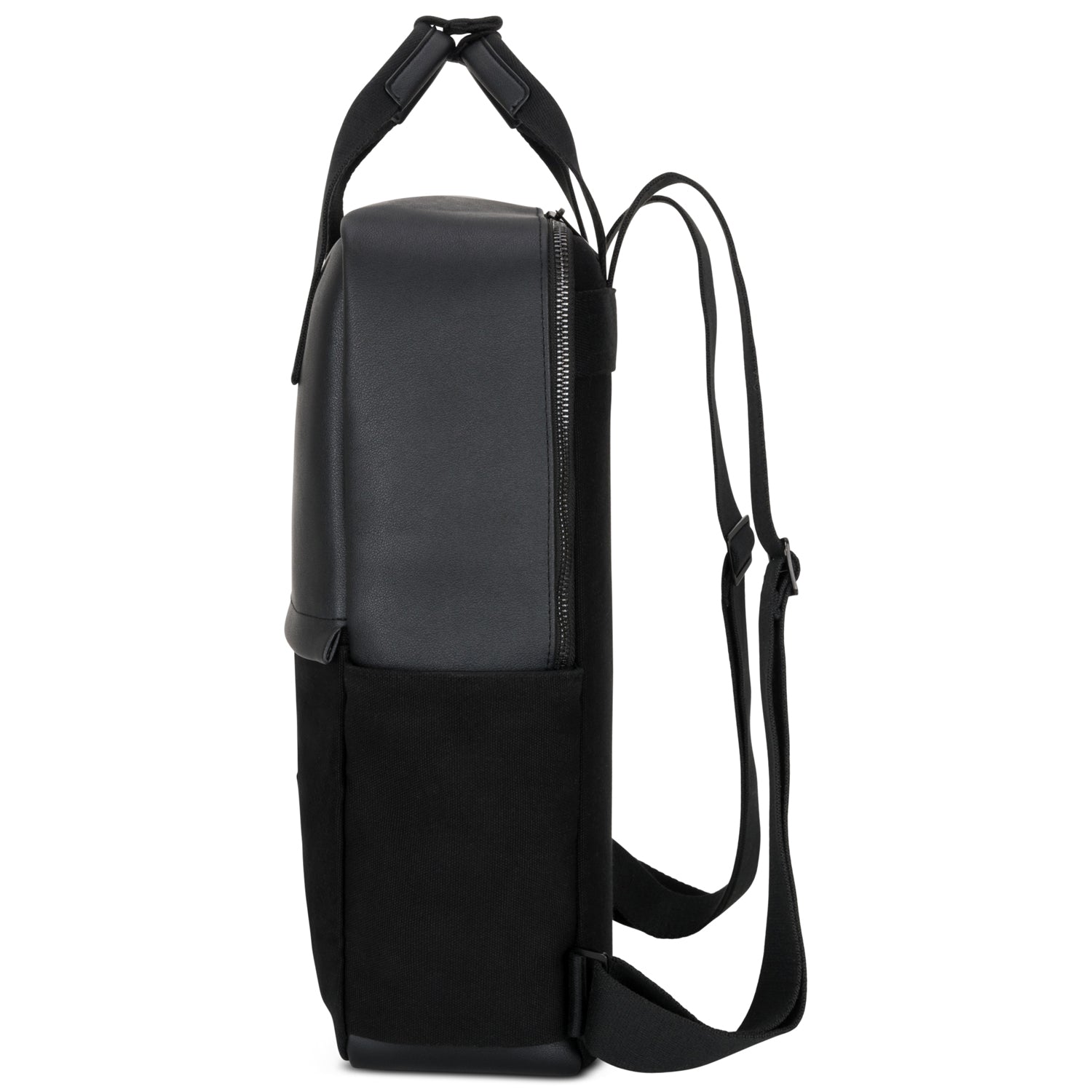 Seitenansicht des eleganten schwarzen Rucksacks Mila aus Canvas und Leder mit gepolsterten Schultergurten