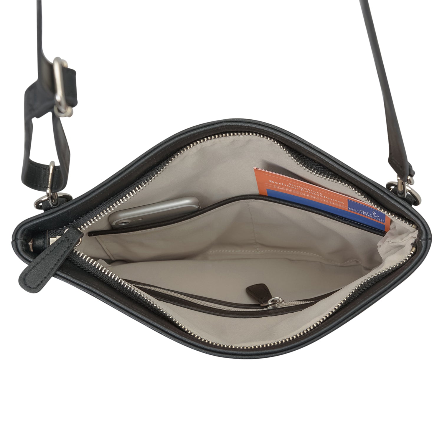 Innenseite der schwarzen Clutch Marie mit Reißverschluss und Innenfächern, beige Innenfutter, mit Karte und Smartphone