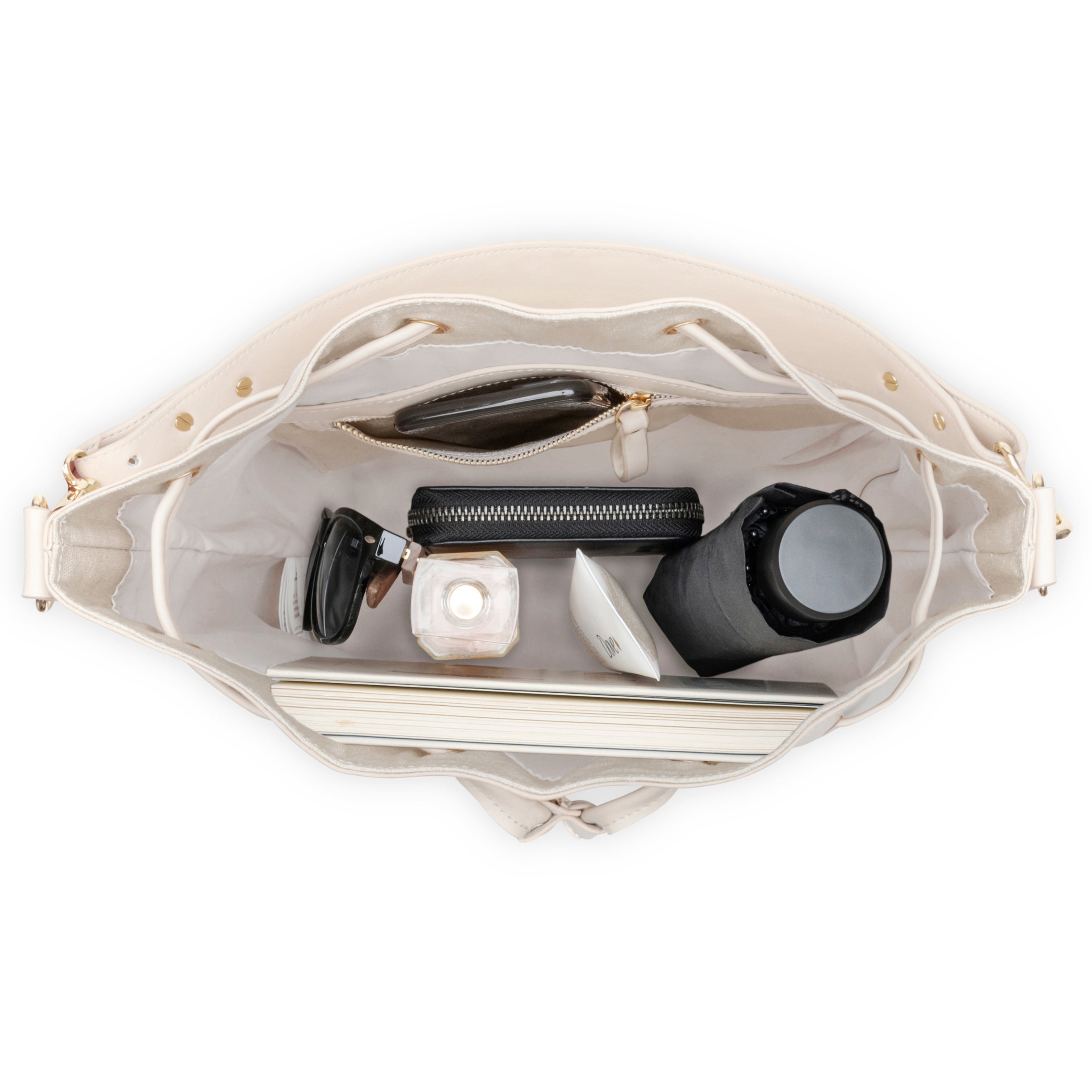Beuteltasche Sarah in Beige mit Innentaschen, gefüllt mit Geldbörse, Handy, Parfüm, Sonnenbrille, Regenschirm und Notebook