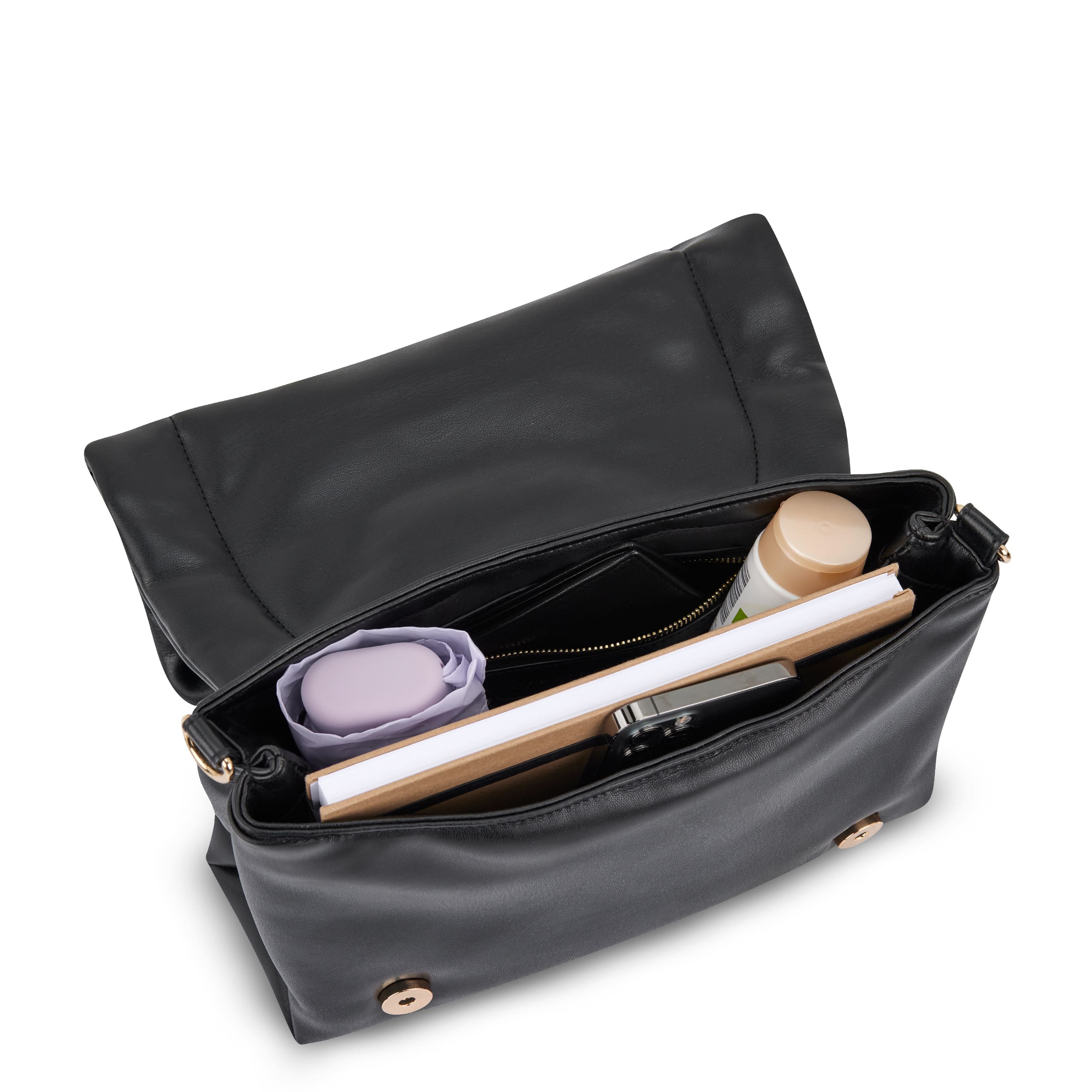 Schwarze Umhängetasche Zoe Medium geöffnet, zeigt Innentaschen mit Notizbuch, Flasche, Stofftasche und Brieftasche