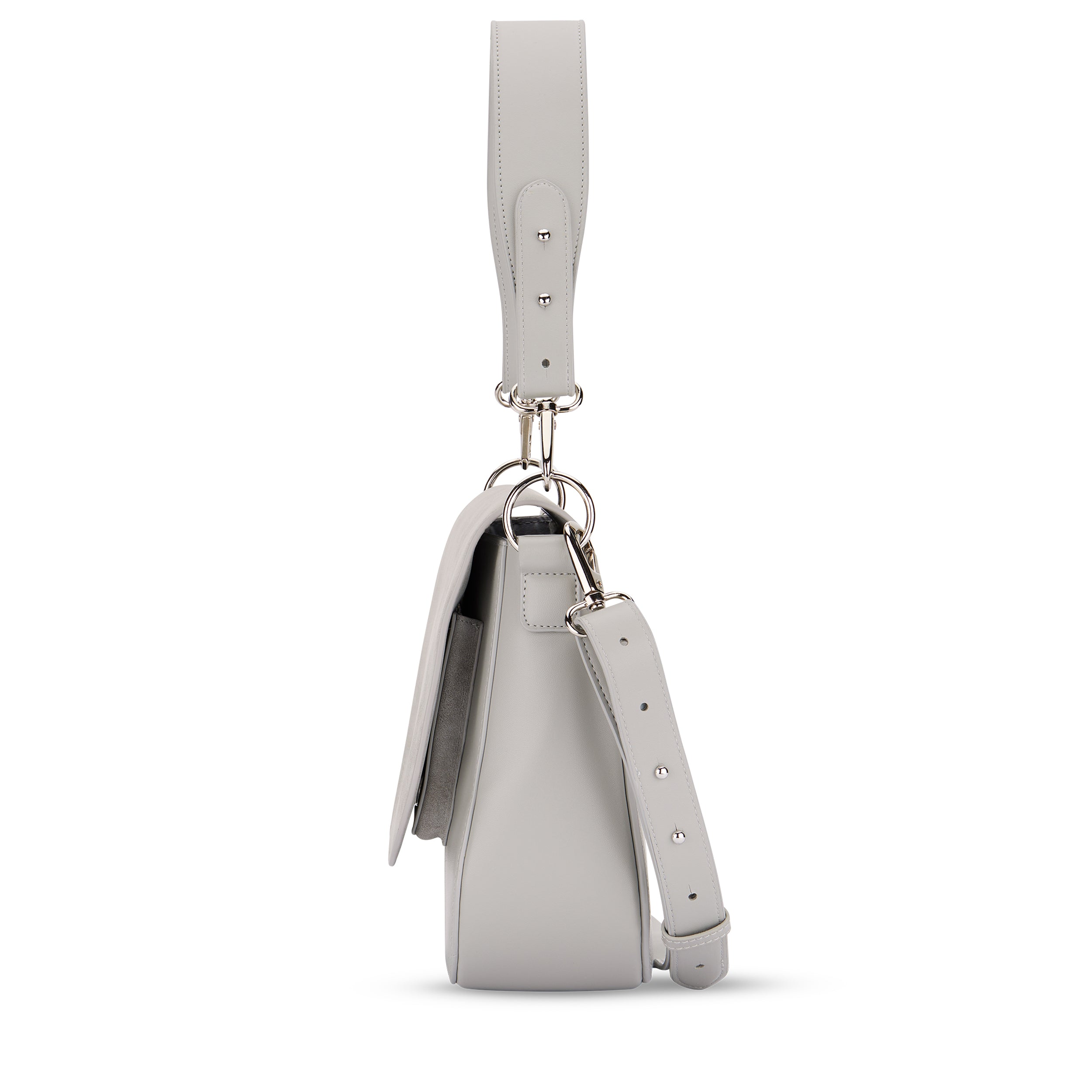 Saddle Bag Louise Large in modernem Grau, Seitensicht, graues Leder mit silbernen Metallringen
