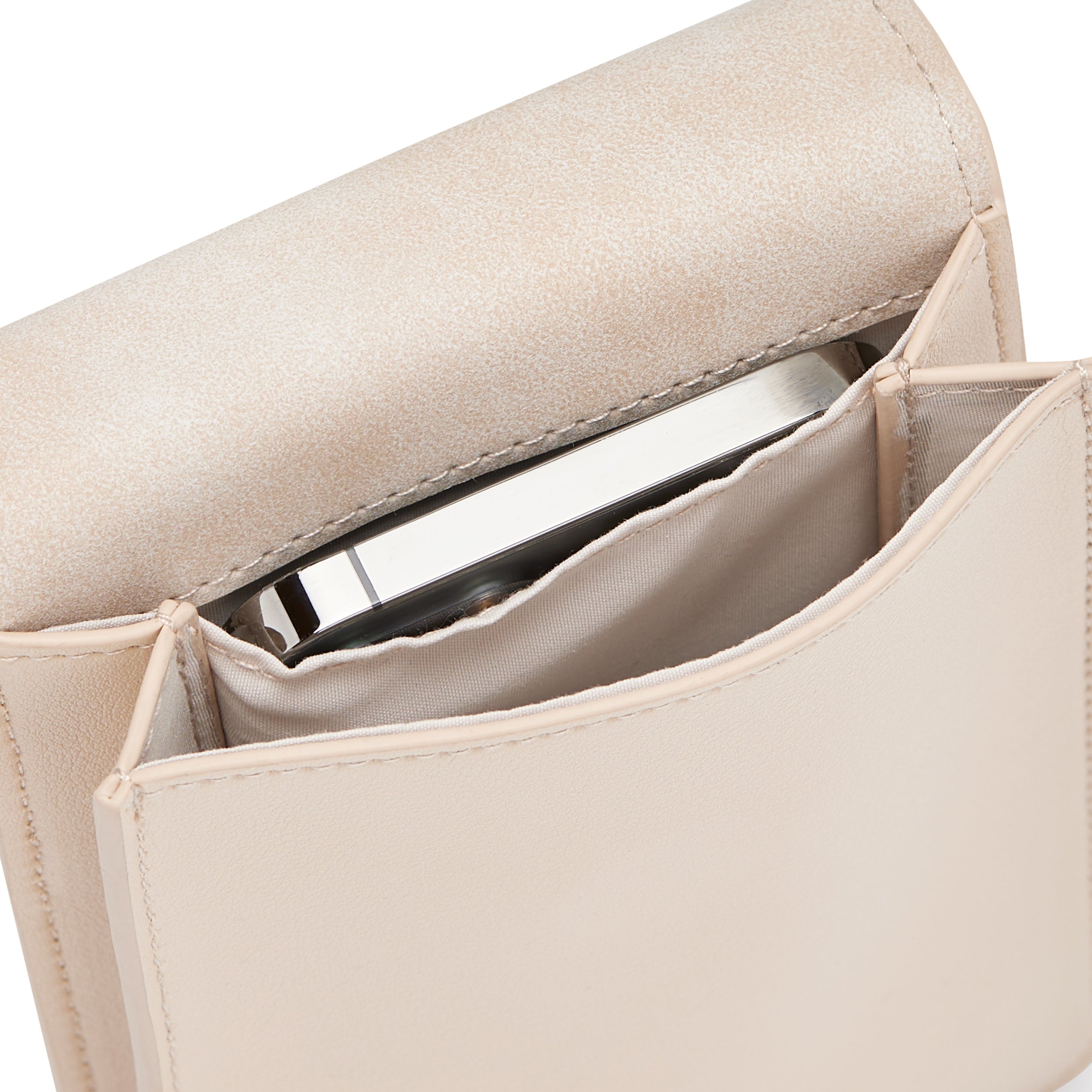 Beige Umhängetasche Amelie mit offenem Hauptfach und sichtbarem Mobiltelefon innen