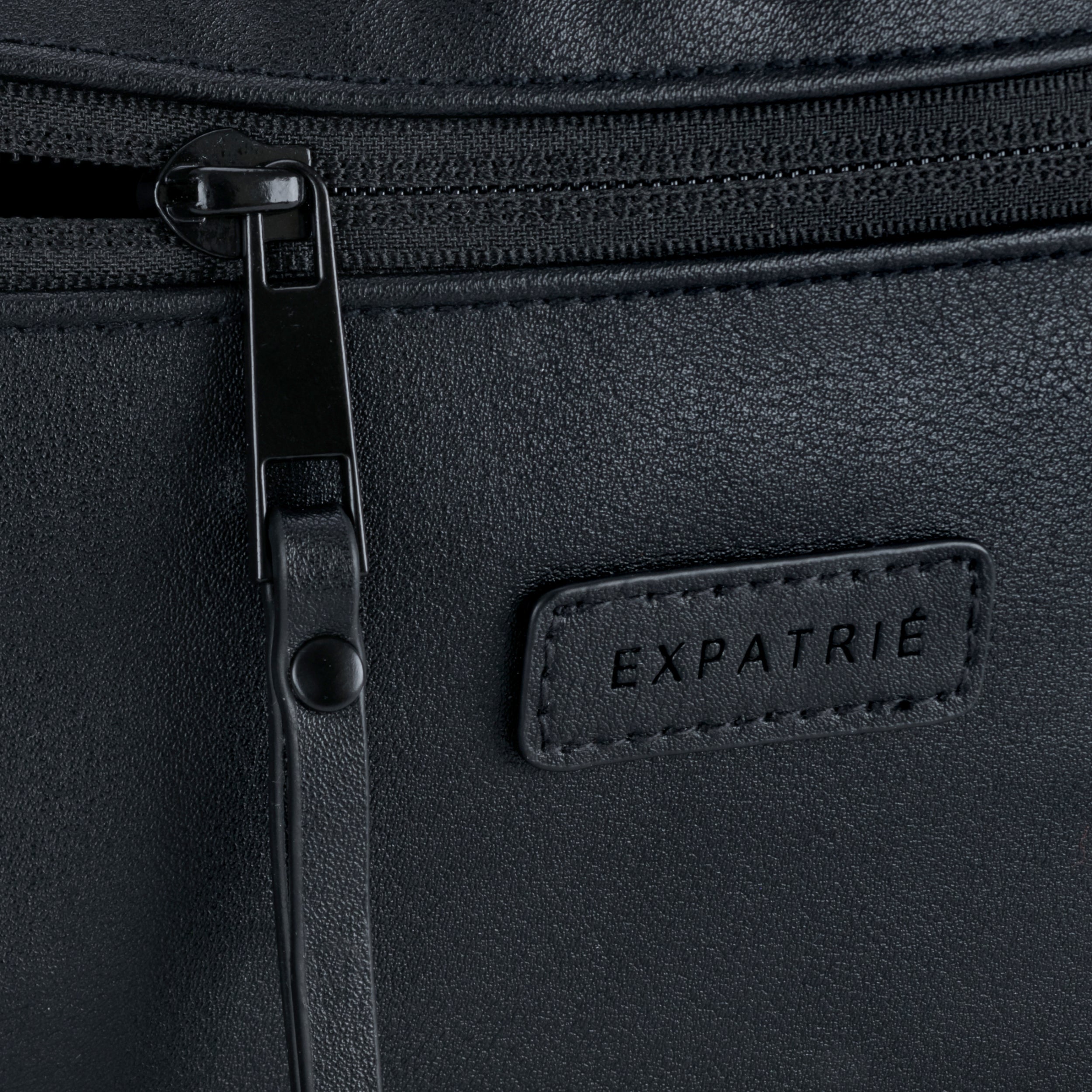 Schwarze Bauchtasche Lucie aus PU-Kunstleder mit Reißverschluss und 'Expatrié' Logo