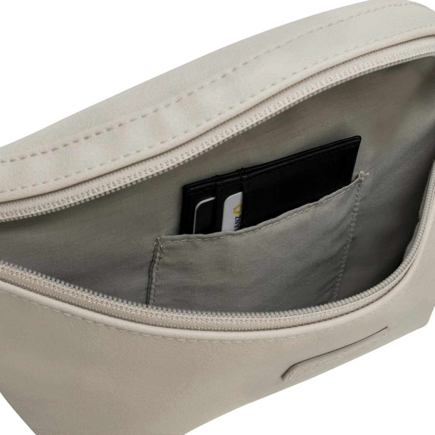 Innenansicht der beige PU Bauchtasche Lucie mit Kartenfach und Reißverschluss