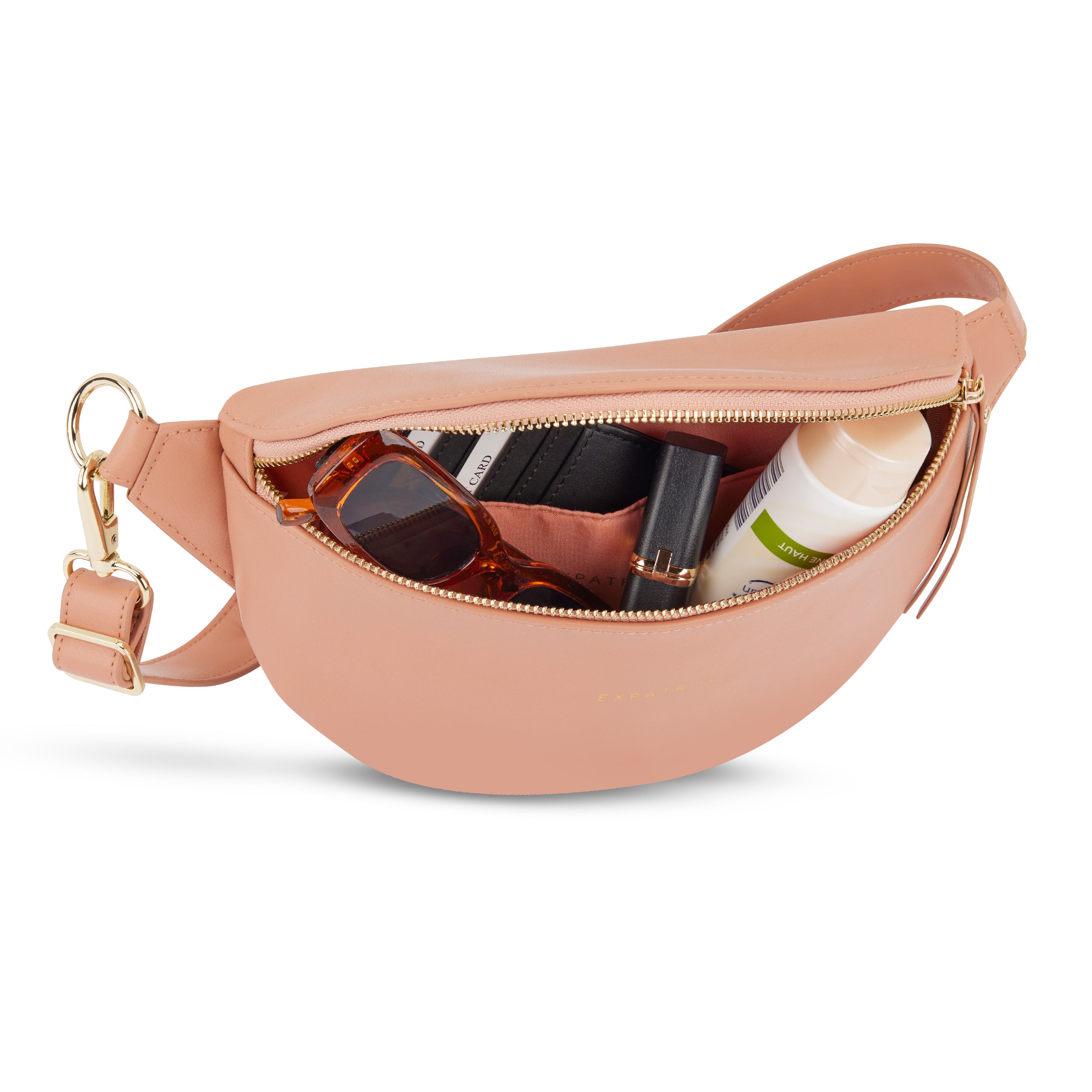 Rosa Leder-Bauchtasche Alice Small mit offenem Reißverschluss, darin Sonnenbrille, Lippenstift, kleine Flasche und Kartenetui