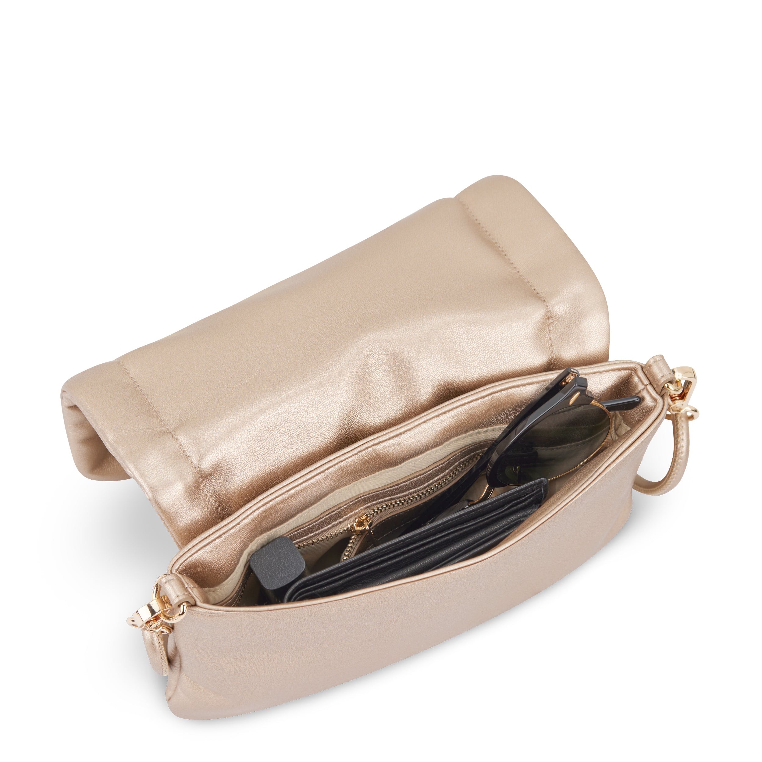 Umhängetasche Zoe Small in goldfarben mit geöffnetem Hauptfach, sichtbar sind Sonnenbrille, schwarzer Geldbeutel und Lippenstift