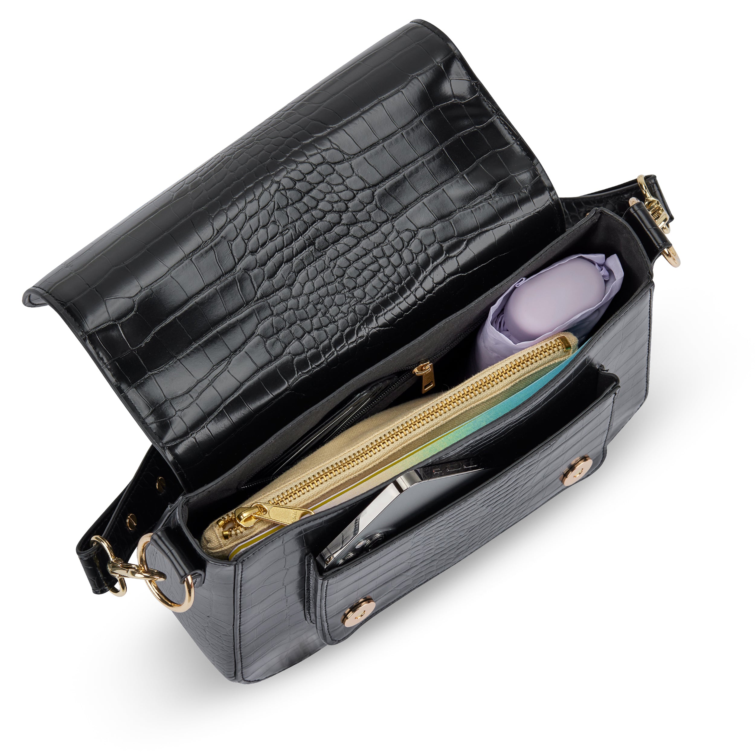 Schwarze Saddle Bag Louise Large mit Krokodillederstruktur, geöffnet mit sichtbarem Inhalt