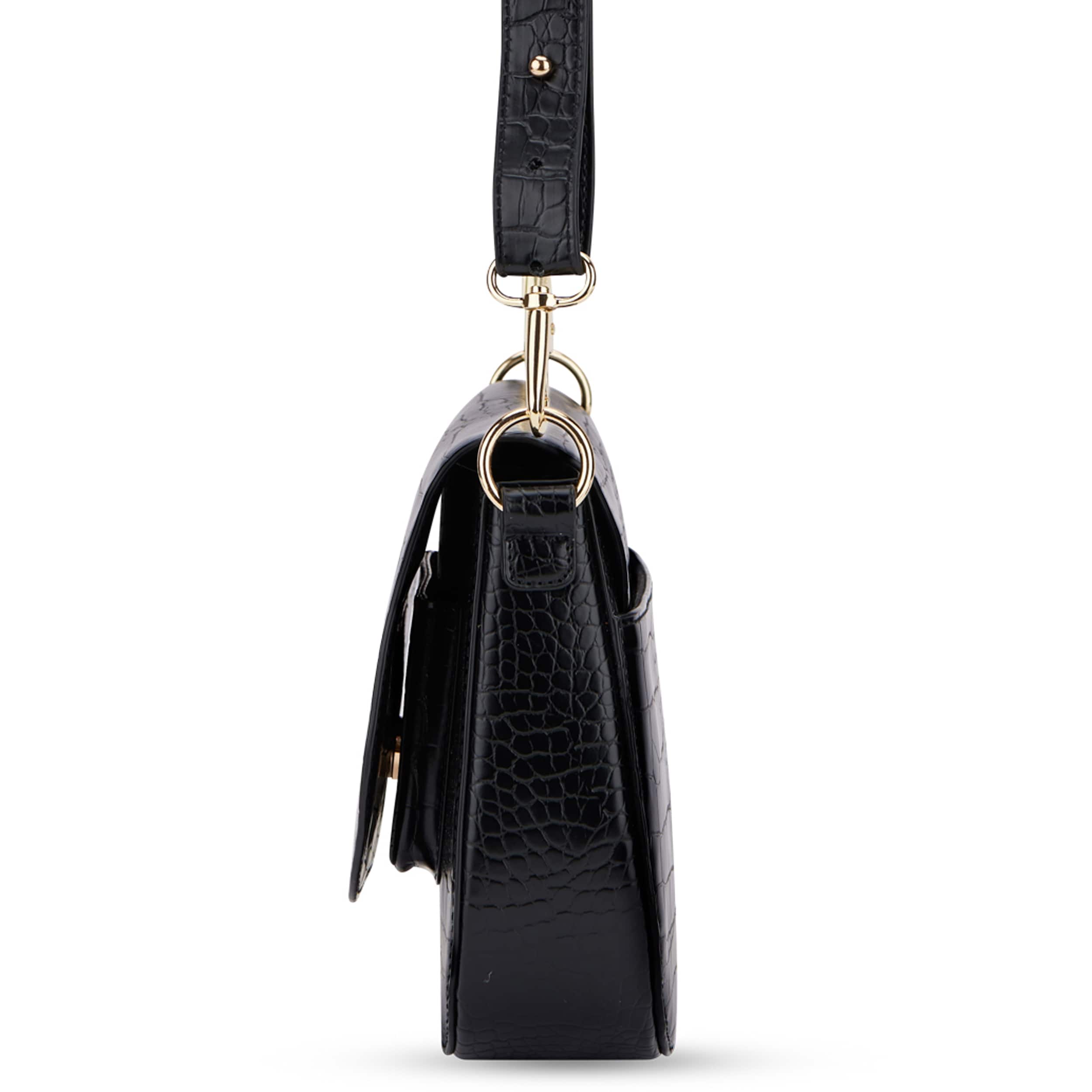 Schwarze Saddle Bag Louise Medium mit Kroko-Prägung und goldenem Karabinerhaken seitlich