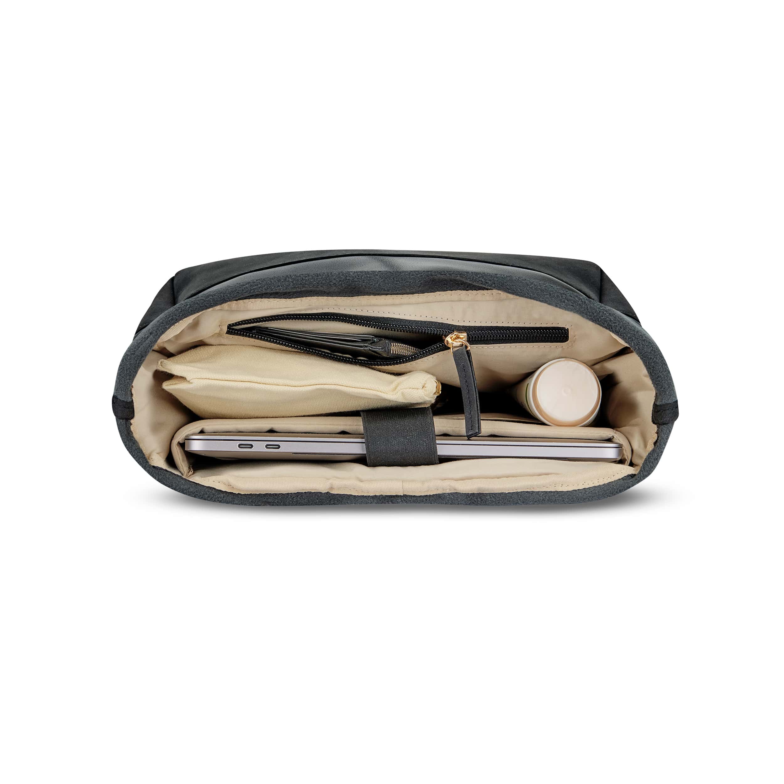 Innenansicht des Rolltop Rucksack Adele mit Laptopfach, Reißverschlusstasche und Flaschenfach