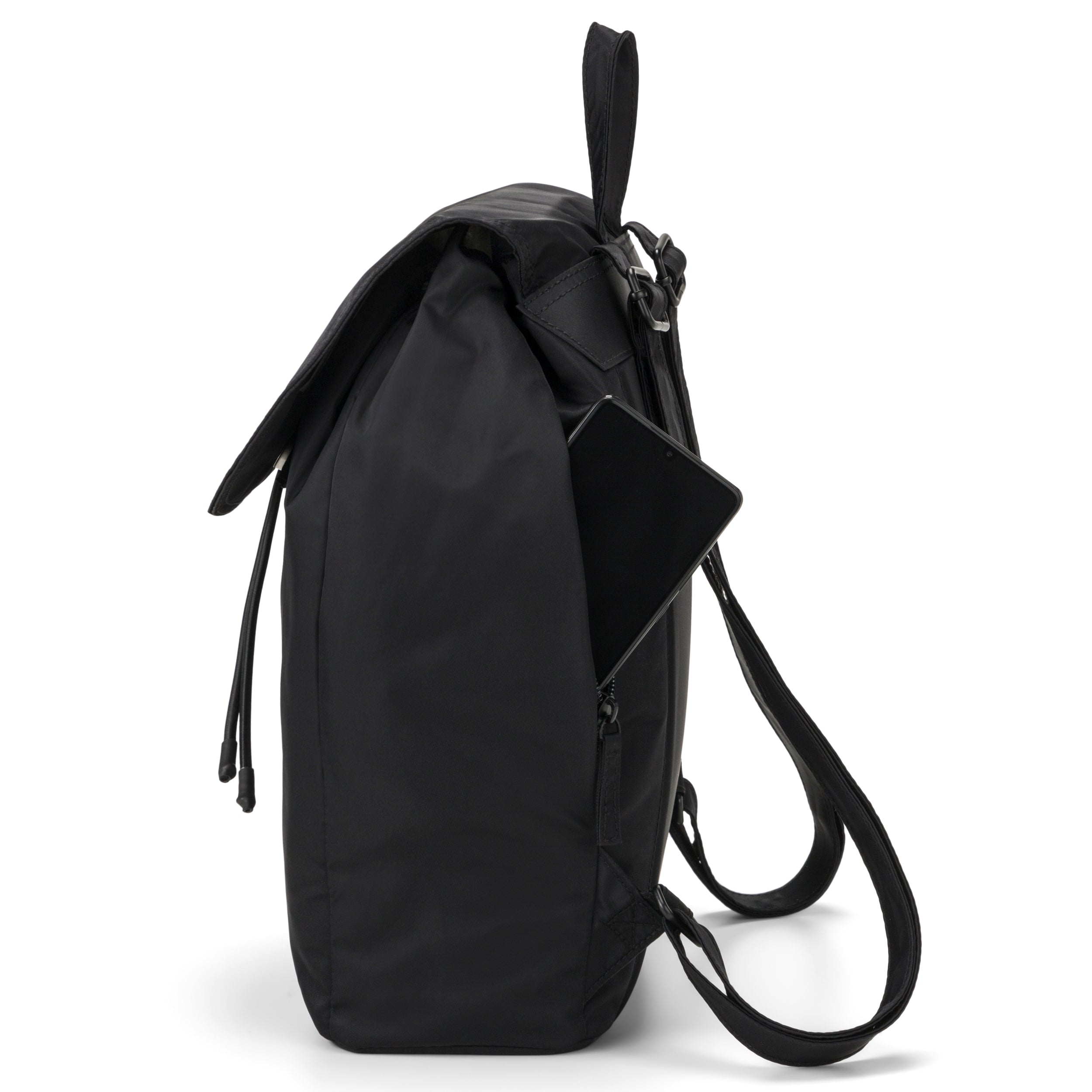 Schwarzer Nylon Rucksack Clara mit seitlicher Reißverschlusstasche, in der ein Smartphone steckt