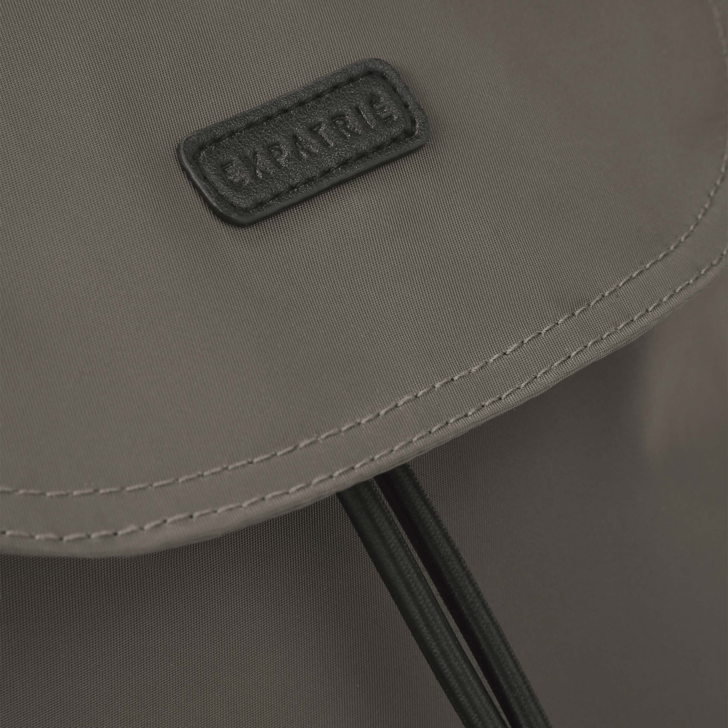 Nahaufnahme des Logos auf dem Nylon Rucksack Clara in graubraun