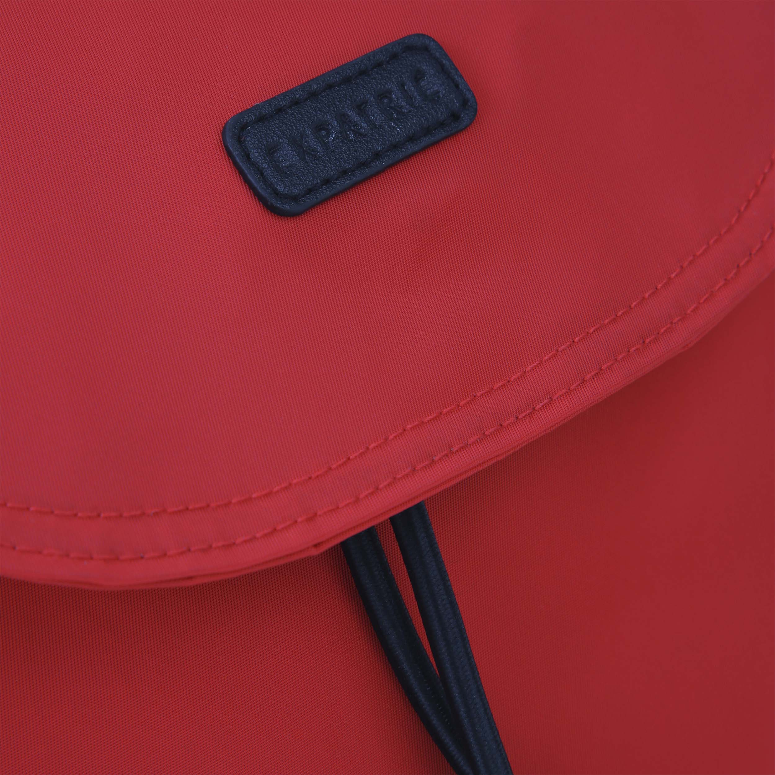 Roter Nylon-Rucksack Clara mit schwarzem Logo-Patch und Kordelverschluss