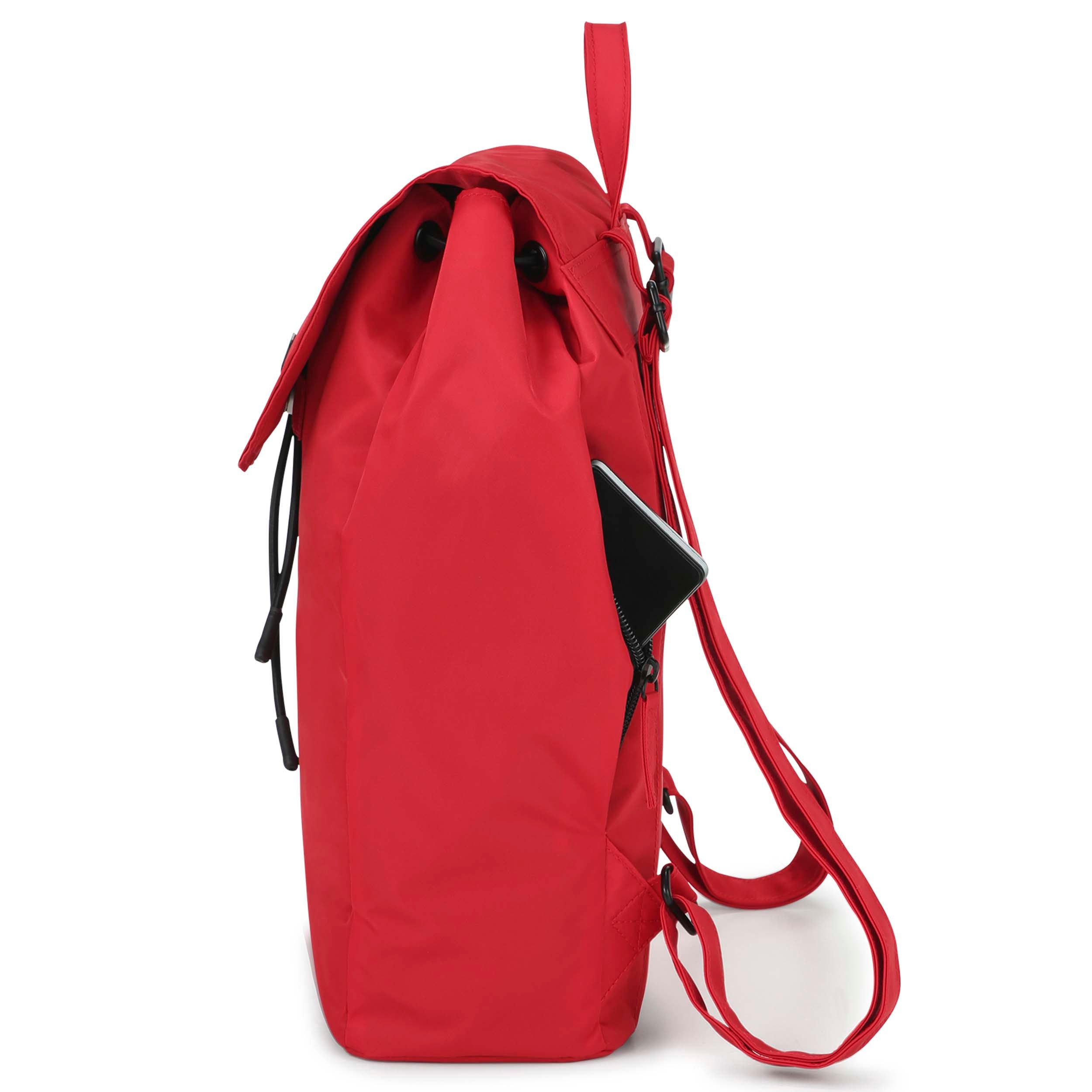 Roter Nylon-Rucksack Clara mit seitlicher Reißverschlusstasche, in der ein Smartphone steckt