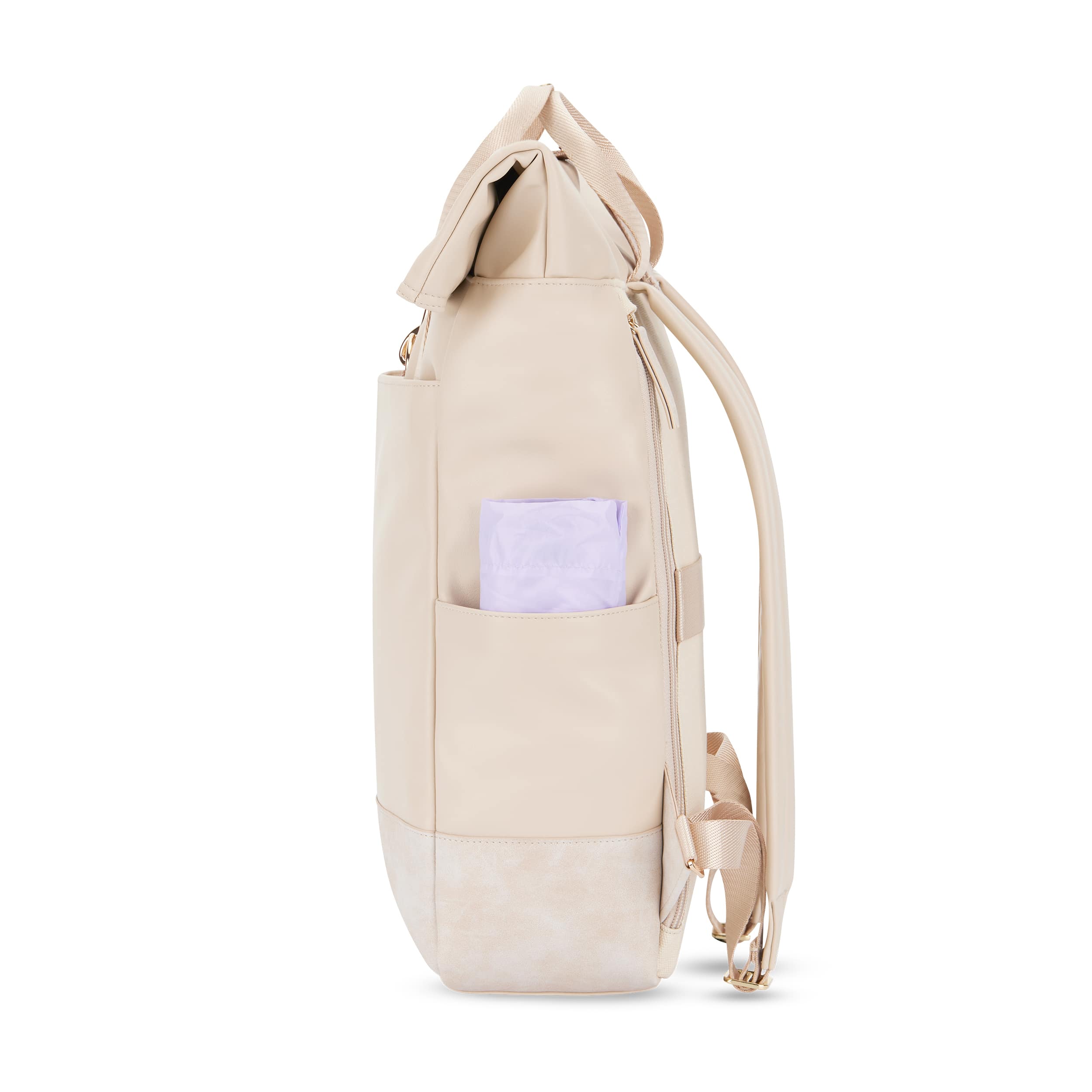 Seitliche Ansicht des beige Rolltop Rucksacks Adele mit seitlicher Tasche, in der ein fliederfarbener Gegenstand steckt