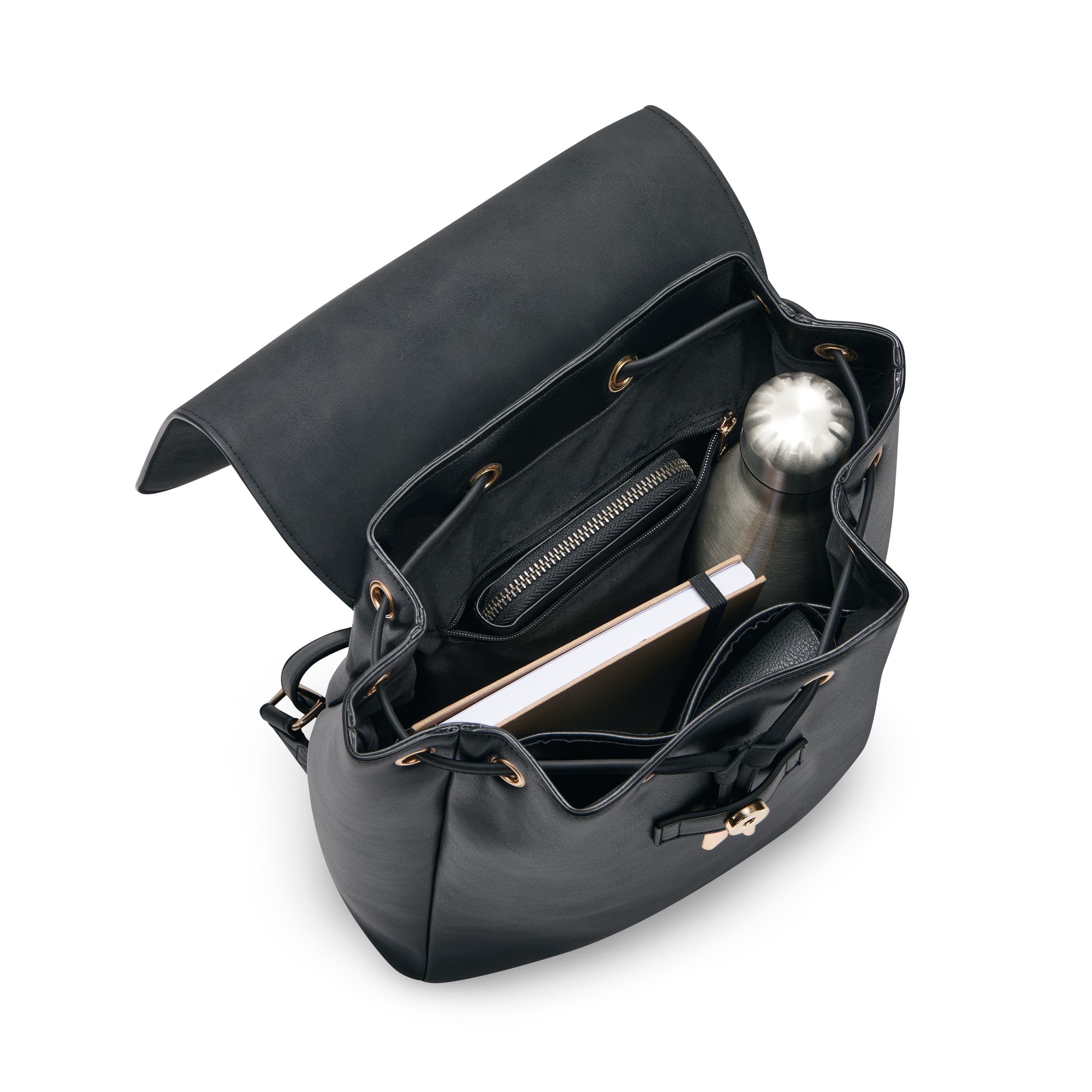 Schwarzer Kunstleder Rucksack Estelle mit offener Klappe, gefüllt mit Trinkflasche, Notizbuch und Portemonnaie
