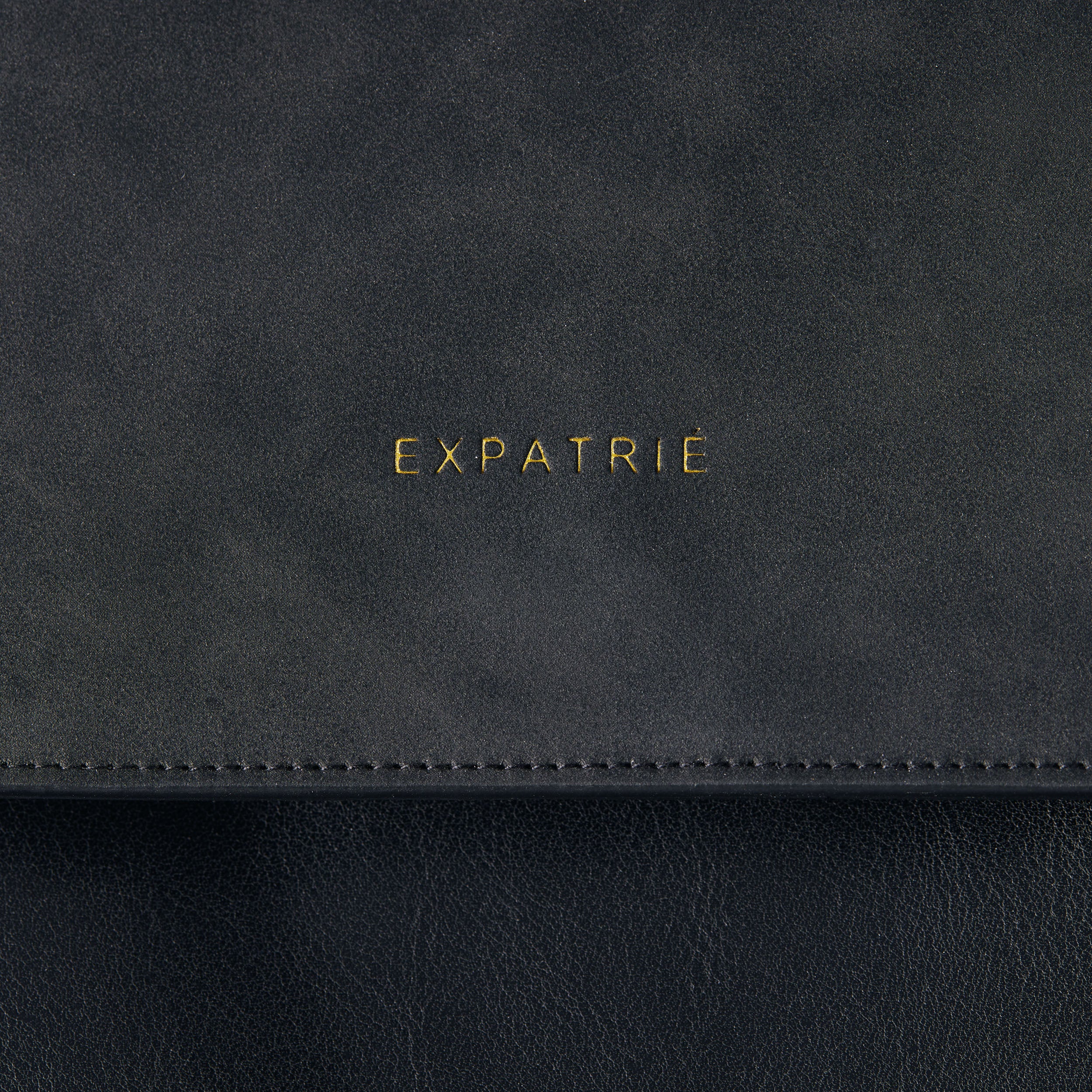Schwarzer Kunstleder-Rucksack Estelle mit Prägung 'EXPATRIÉ' in Gold
