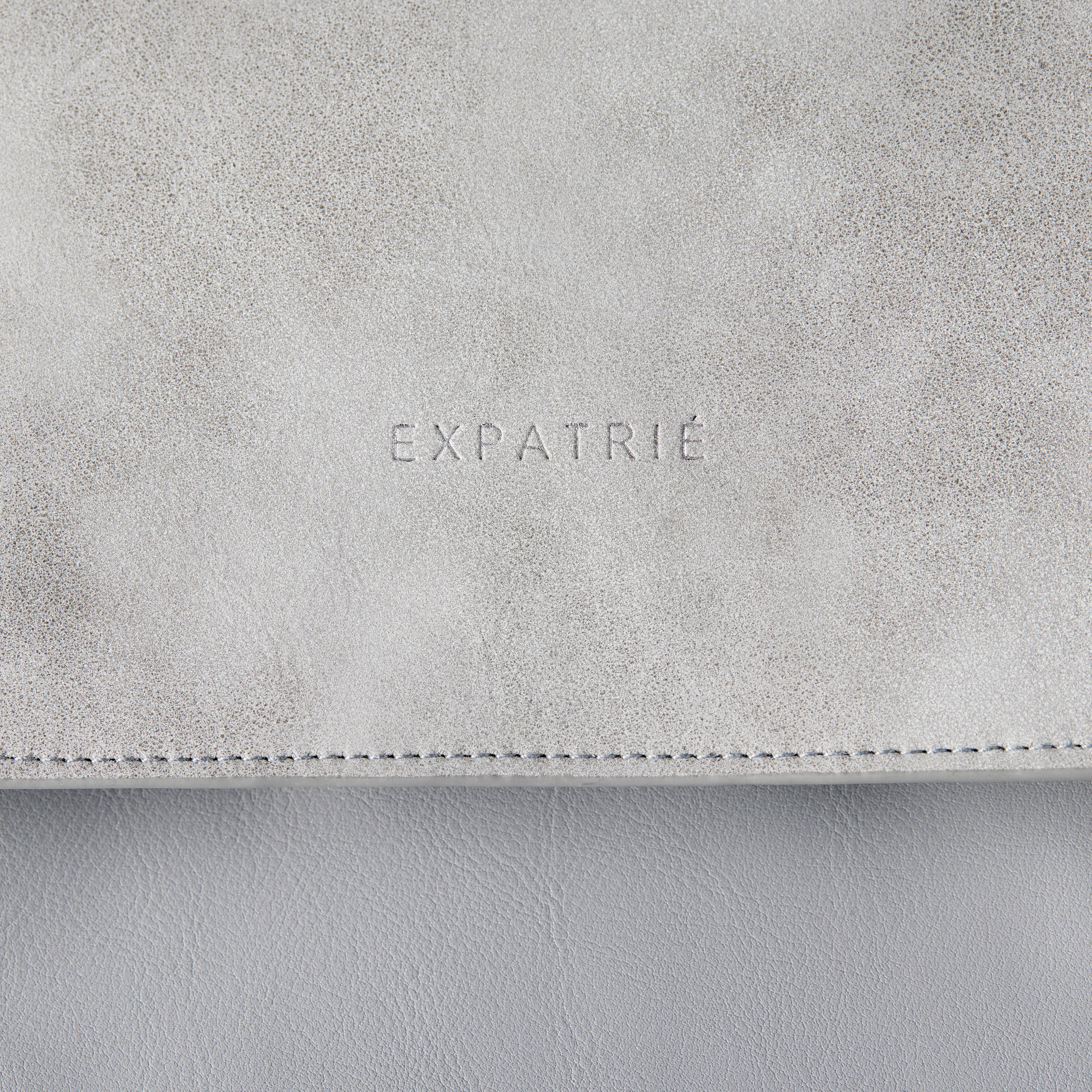 Grauer Kunstleder Rucksack Estelle mit geprägtem 'EXPATRIÉ' Schriftzug