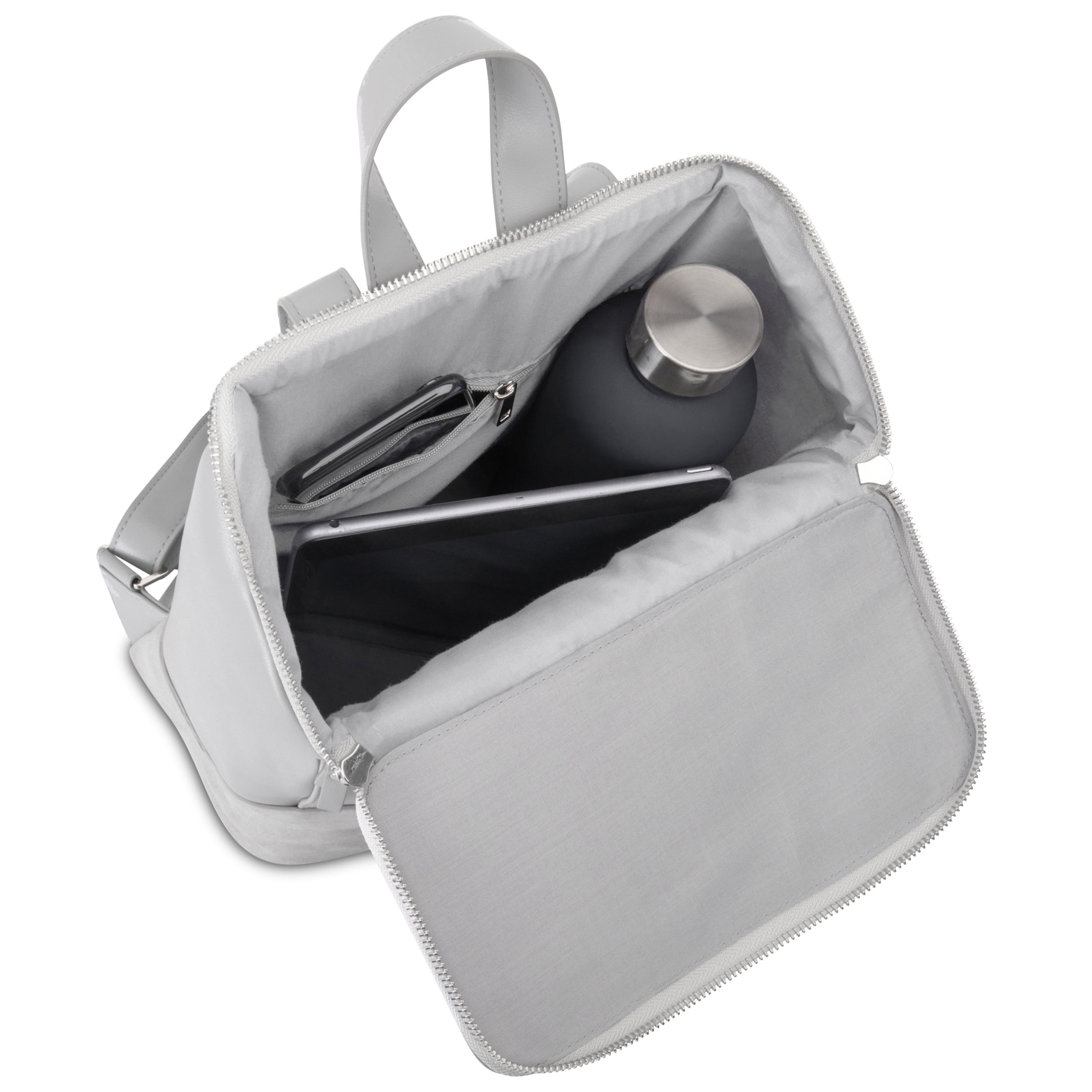 Geöffneter grauer Rucksack Malou mit Tablet, Wasserflasche und Tasche im Innenfach