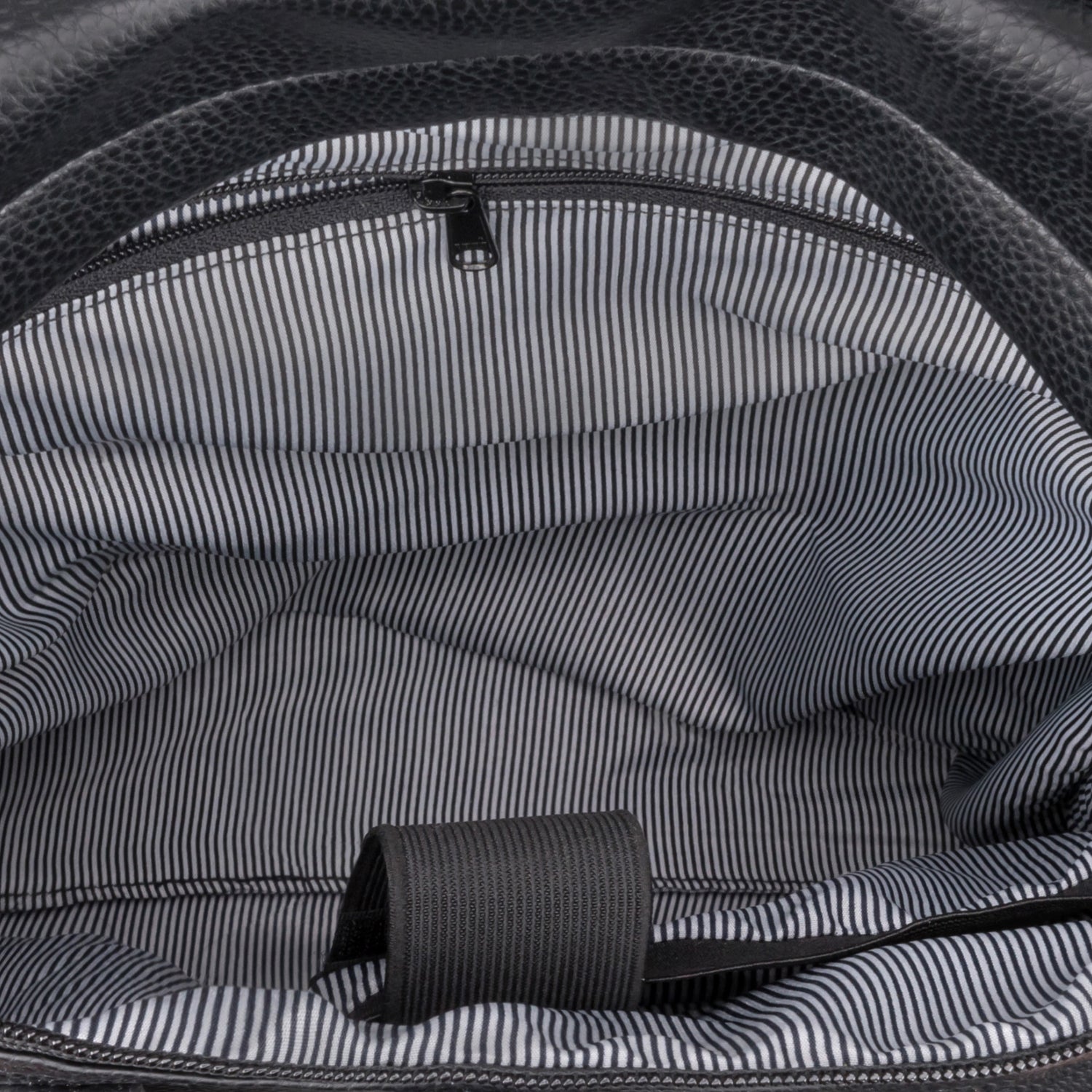 Innenansicht der Rucksack Tasche Lou mit schwarz-weiß gestreiftem Innenfutter und Reißverschlusstasche